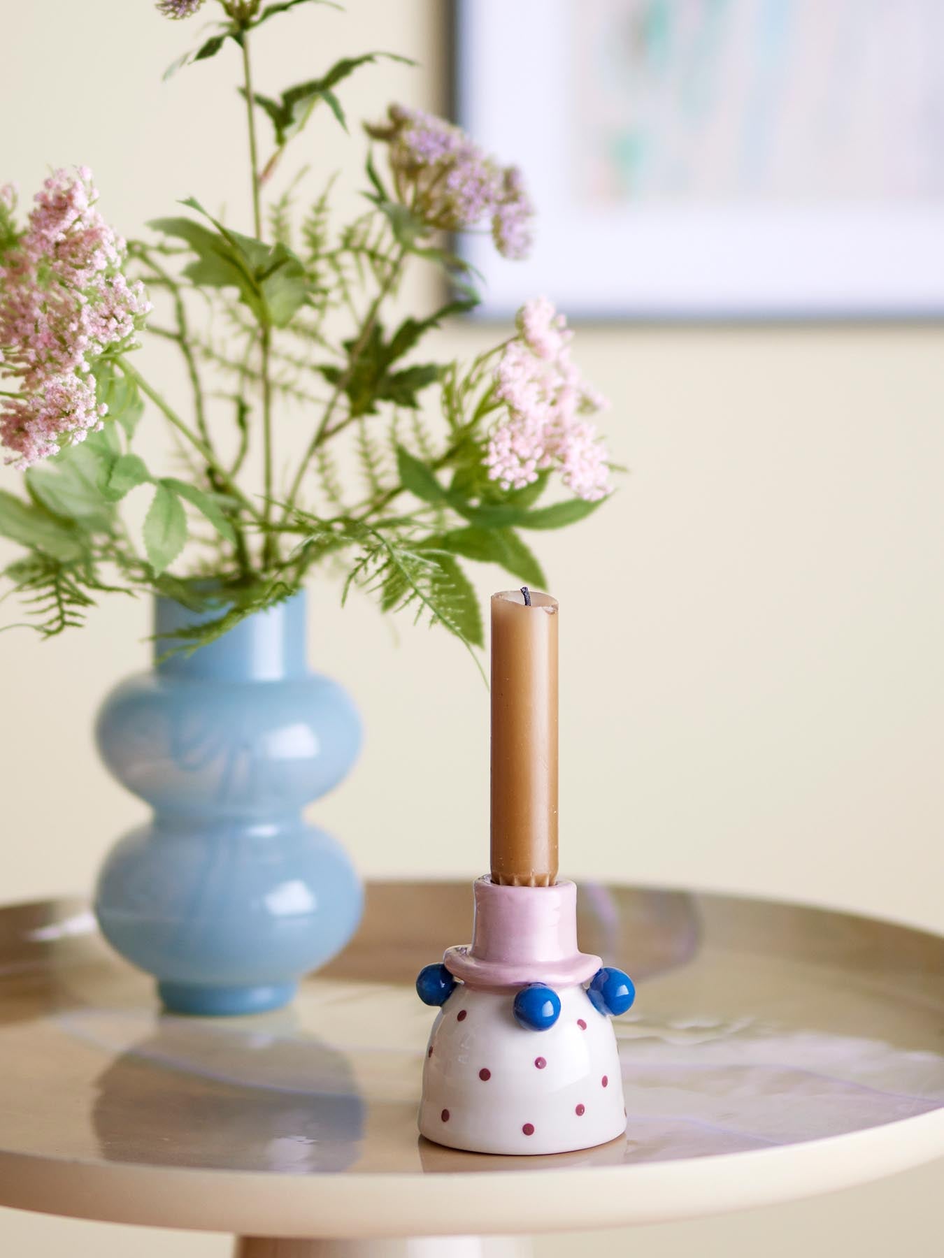 Entdecken Sie den eleganten Tacana Kerzenhalter von Bloomingville in zartem Rosa. Handgefertigt aus Steingut, verleiht er jedem Raum Stil und Gemütlichkeit.