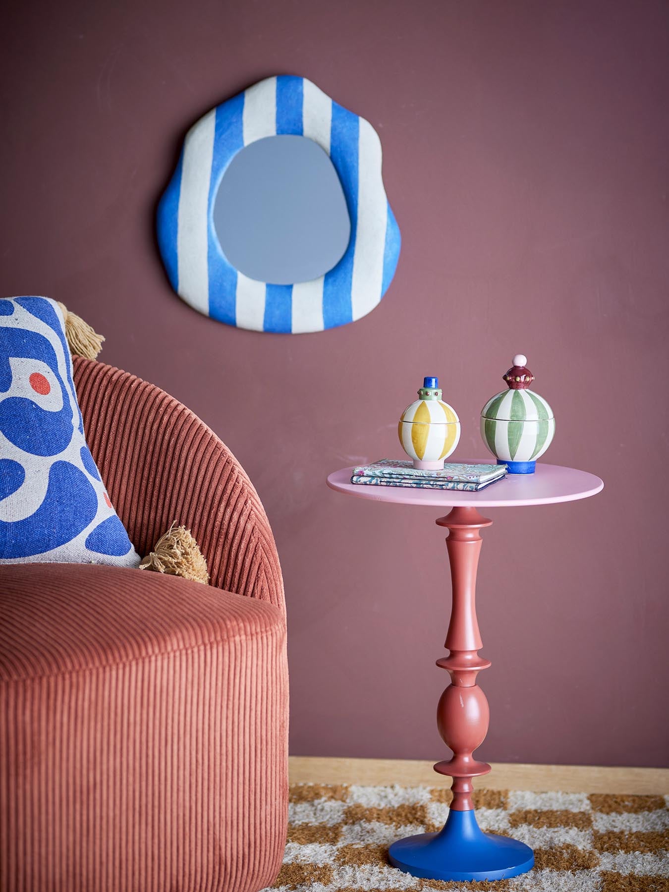 Der Annan Beistelltisch von Bloomingville begeistert mit seinem einzigartigen, skulpturalen Design in Rot, Rosa und Blau und bringt künstlerische Eleganz in Ihr Zuhause.