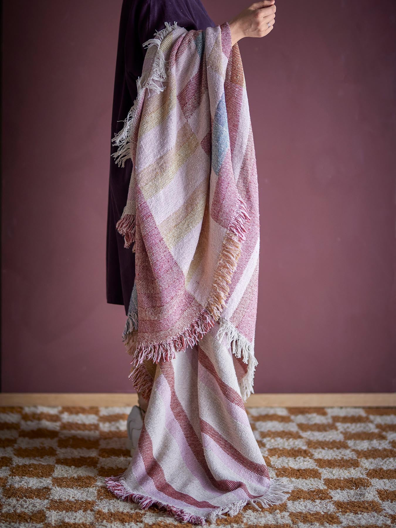 Entdecken Sie die Lane Decke von Bloomingville aus recycelter Baumwolle. Stilvoll, nachhaltig und perfekt für gemütliche Momente in Ihrem Zuhause.