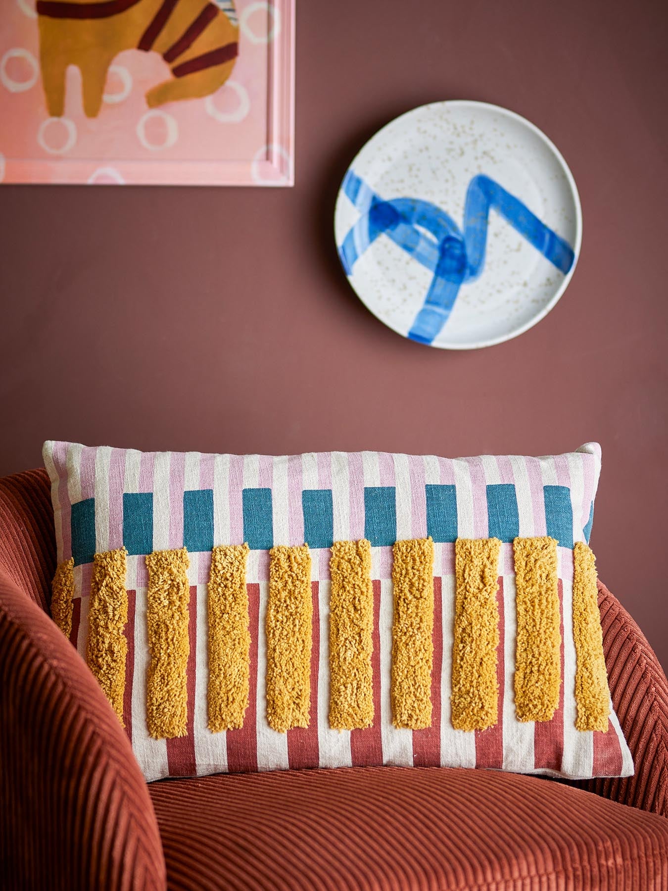 Bringen Sie mit dem Lane Kissen von Bloomingville in sanftem Rose skandinavischen Charme und Gemütlichkeit in Ihr Zuhause. Hochwertige Baumwolle und verspielte Fransen machen es zum Blickfang.