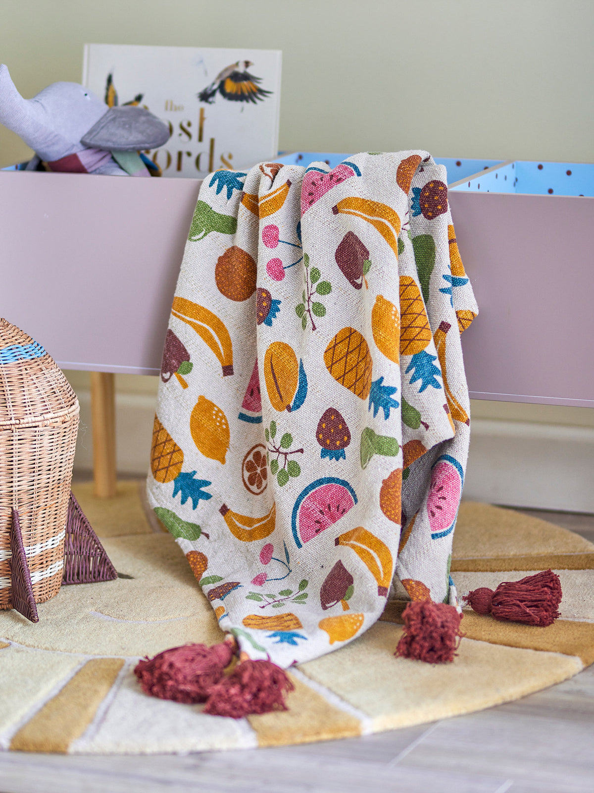 Fruitta Decke von Bloomingville Mini in Gelb mit buntem Fruchtmotiv (Ananas, Zitrone, Wassermelone) und Quasten an den Ecken, Mischfasern, 160x130cm