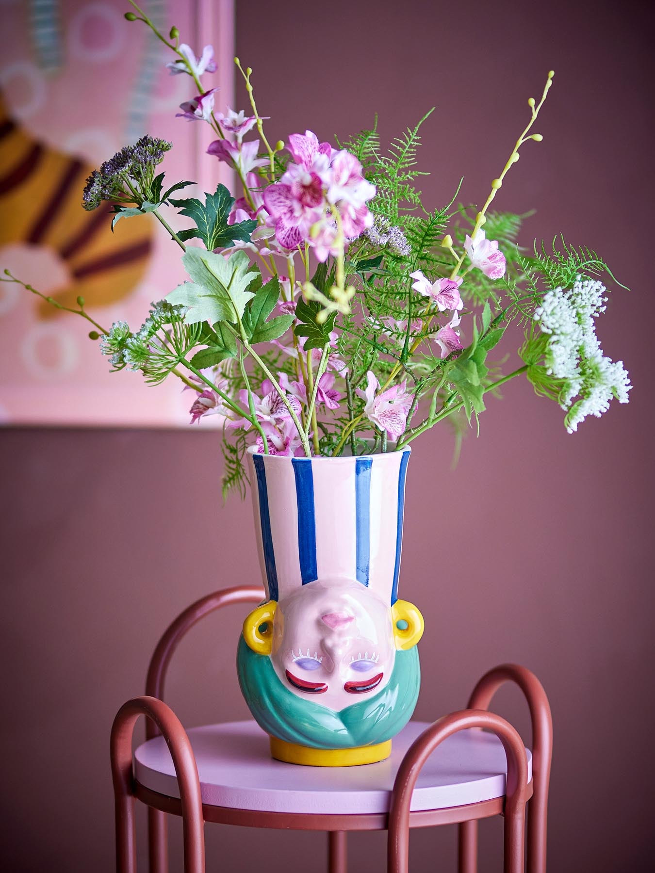 Verleihen Sie Ihrem Zuhause mit der Miss Jody Vase von Bloomingville einen Hauch von Eleganz. Diese handgefertigte Steingutvase in sanftem Rosé ist vielseitig einsetzbar und ein echter Blickfang.