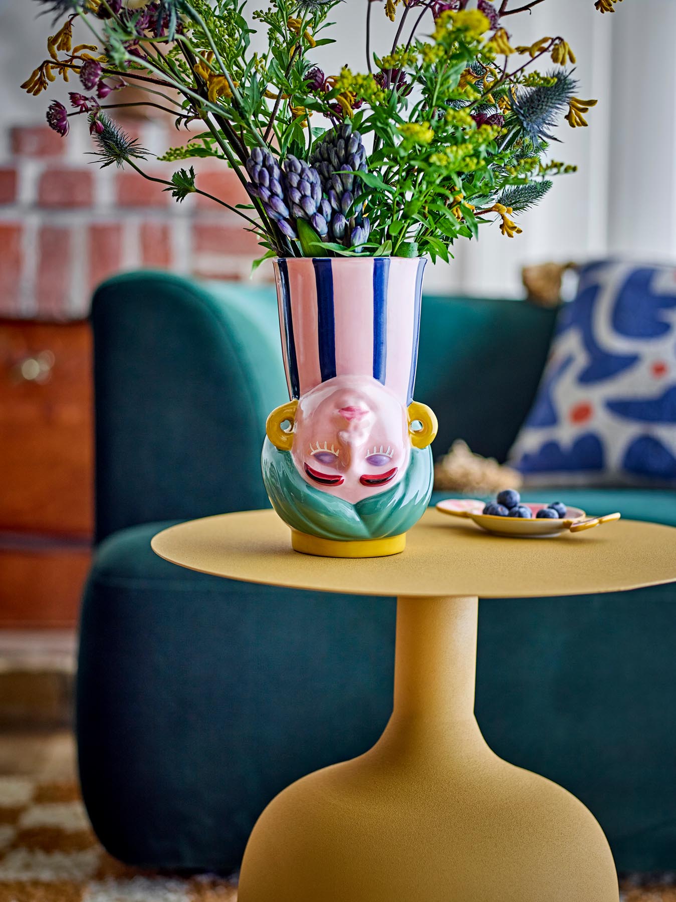 Die Miss Jody Vase von Bloomingville vereint skulpturales Design und Funktionalität. Ideal für Blumen oder als stilvoller Kerzenhalter.