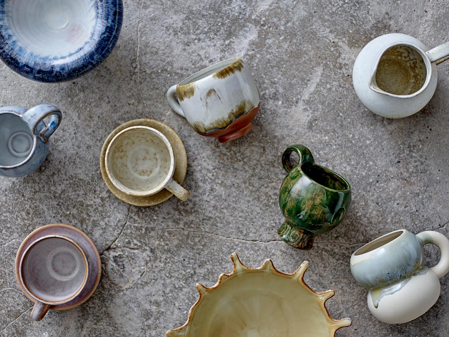 Entdecken Sie die einzigartige Jade Tasse von Bloomingville – handgefertigtes Steingut mit erdigen Tönen, ideal für jeden Anlass.