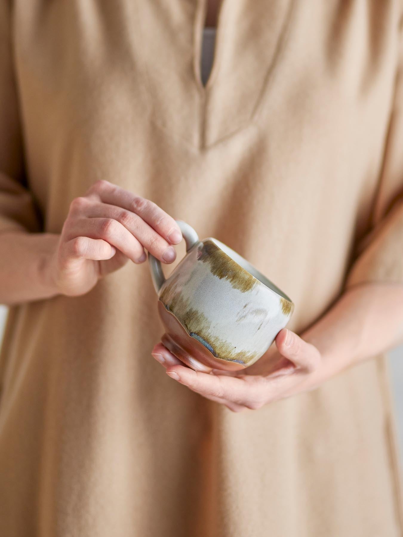 Genießen Sie stilvolles Trinken mit der Jade Tasse von Bloomingville – handgefertigtes Steinzeug, das jedem Moment einen besonderen Charme verleiht.