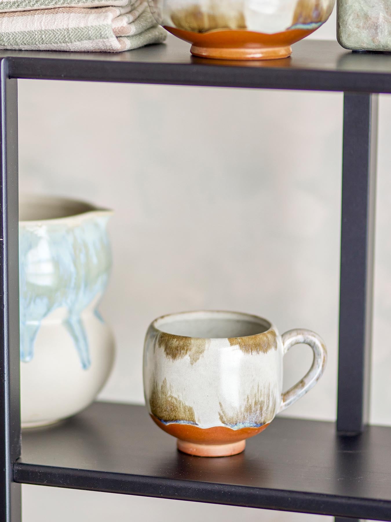 Erleben Sie die einzigartige Jade Tasse von Bloomingville – handgefertigtes Steingut mit lebendiger Glasur, ideal für jeden Anlass.