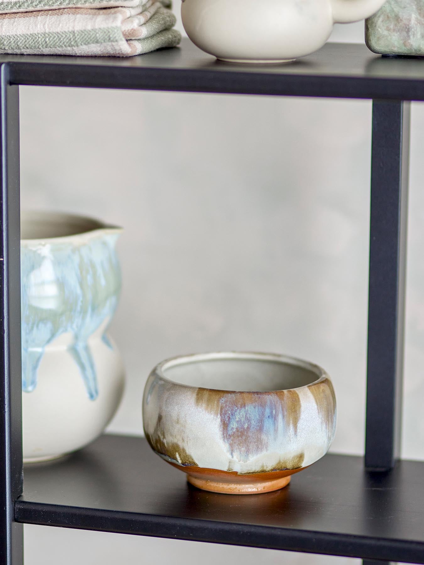 Entdecken Sie die handgefertigte Jade Schale von Bloomingville – ein einzigartiges Steingut-Design, das Eleganz und Natürlichkeit in Ihr Zuhause bringt.