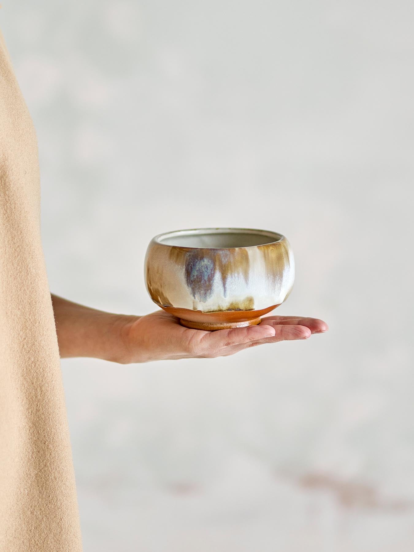 Verleihen Sie Ihrem Tisch mit der Jade Schale von Bloomingville einen Hauch von skandinavischer Eleganz. Handgefertigt aus Steinzeug, ist jede Schale ein Unikat.