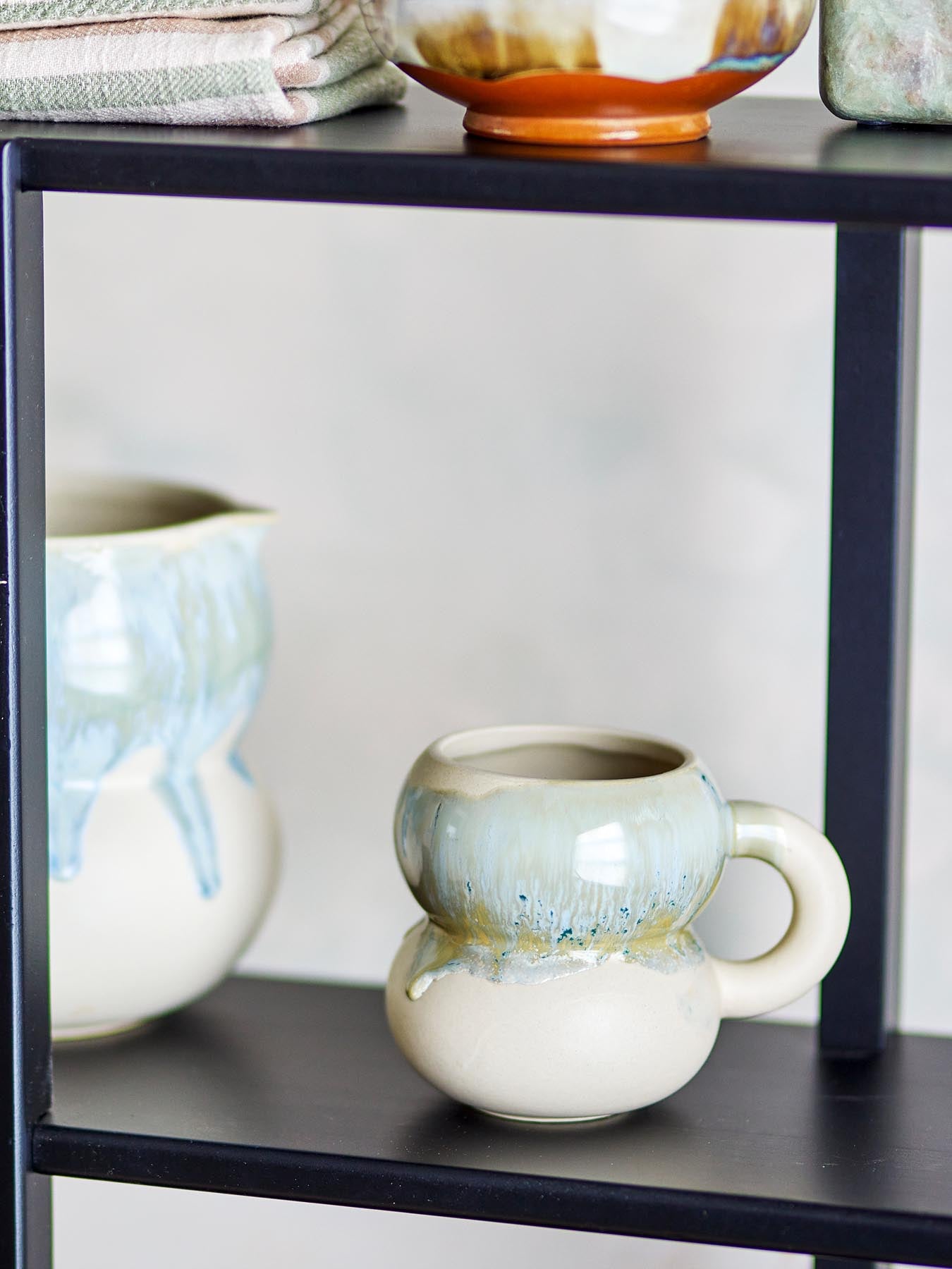 Genießen Sie Ihren Kaffee stilvoll mit der Luna Tasse von Bloomingville. Diese blaue Steinguttasse besticht durch ihre einzigartige Glasur und skandinavisches Design.