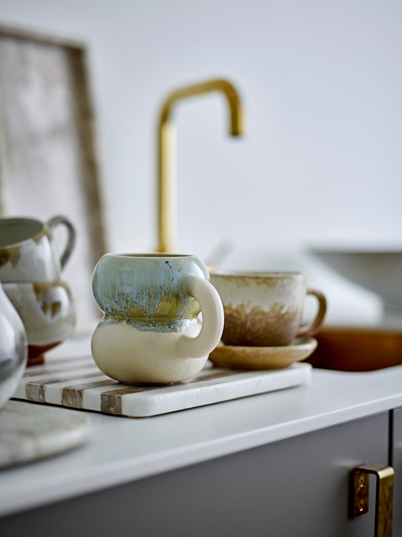 Entdecken Sie die Luna Tasse von Bloomingville: eine stilvolle, blaue Steinguttasse mit einzigartiger Glasur, die jedem Kaffeegenuss das gewisse Etwas verleiht.