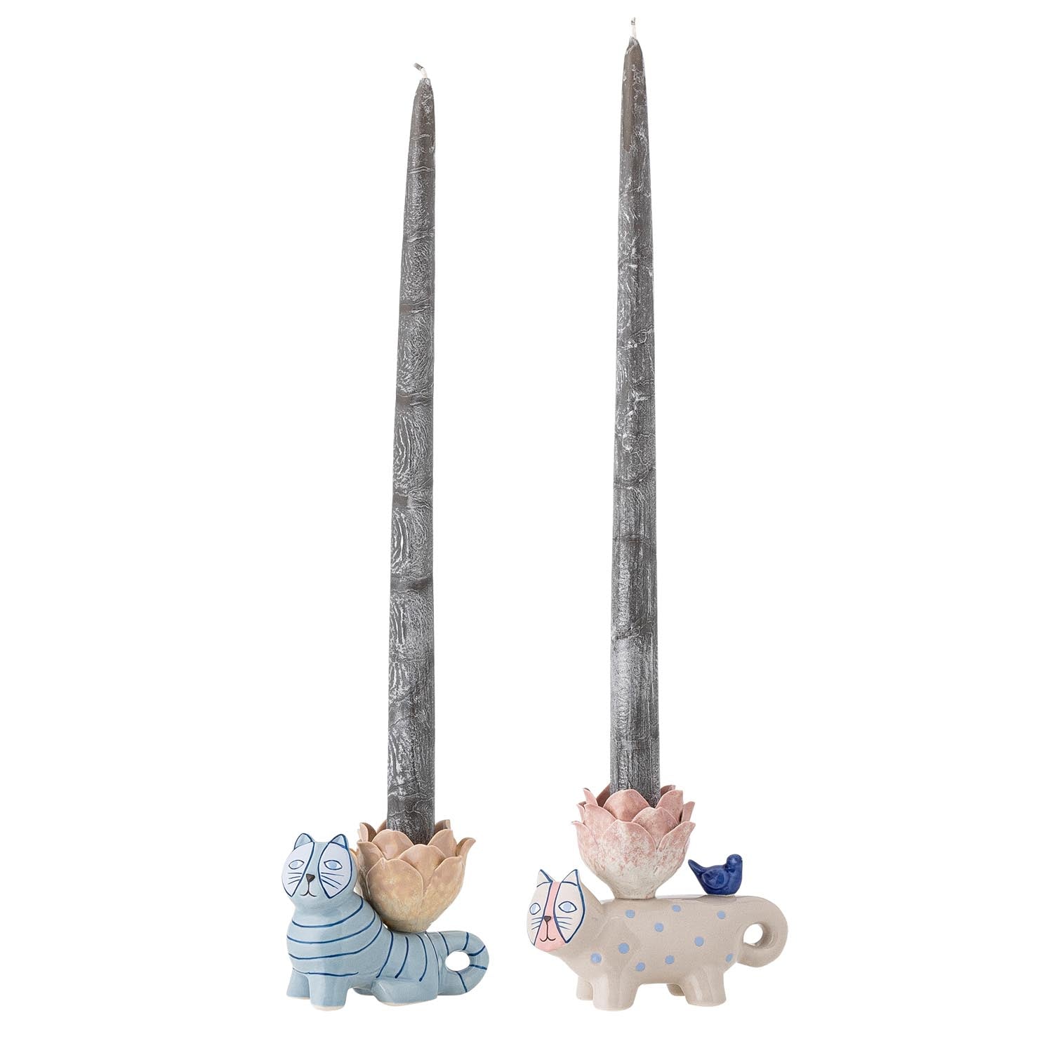 Verleihen Sie Ihrem Zuhause mit den Missy Kerzenhaltern von Bloomingville einen verspielten Akzent. Diese handgefertigten Steingut-Kerzenständer in Katzenform sind ein einzigartiges Deko-Highlight.