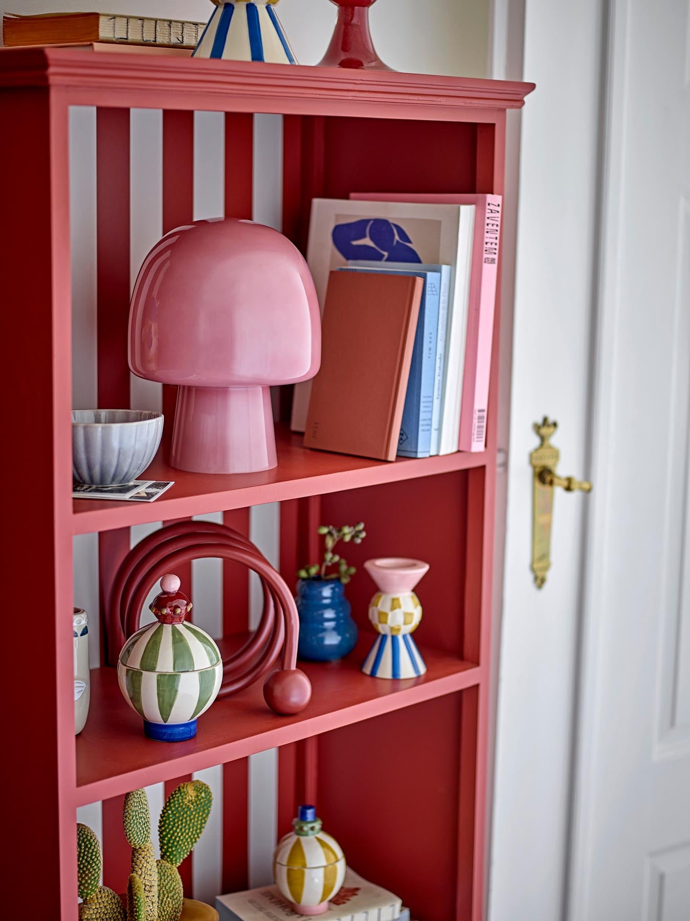 Eleganter Bob Votive & Candle Holder aus handbemaltem Steingut in zartem Rosé. Vielseitig einsetzbar als Teelichthalter oder Kerzenhalter.