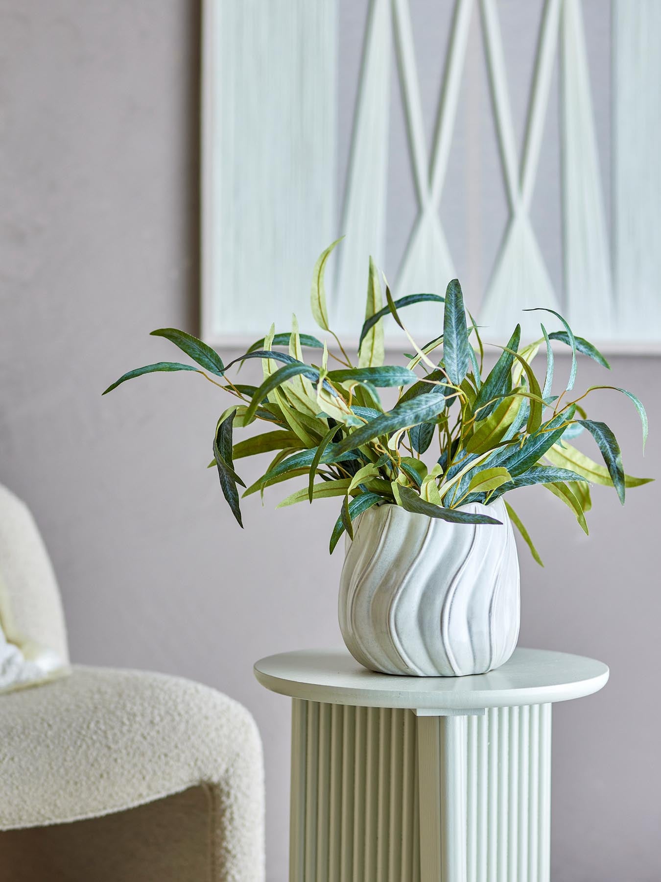 Entdecken Sie den eleganten Isidora Blumentopf von Bloomingville. Aus hochwertigem Steingut, mit einzigartiger, lebendiger Oberfläche.