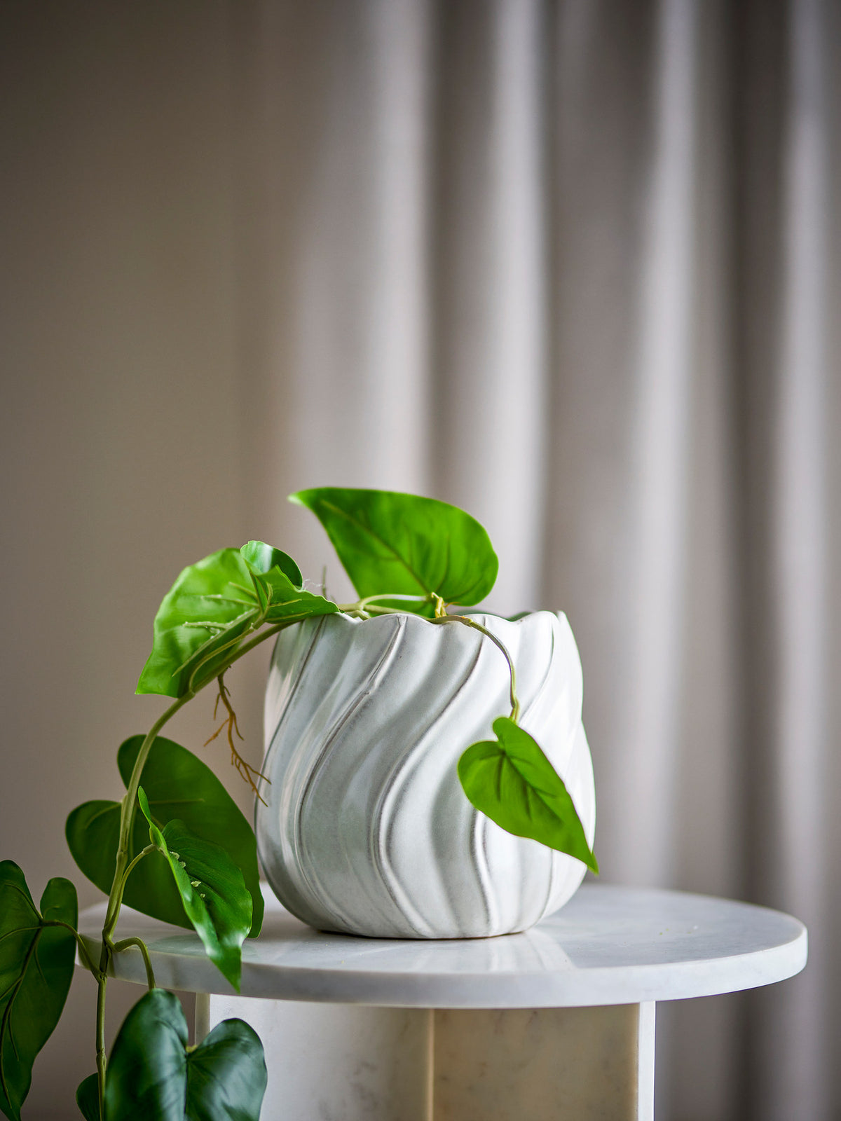 Isidora Blumentopf, Weiss, Steingut in Weiss präsentiert im Onlineshop von KAQTU Design AG. Blumentopf ist von Bloomingville