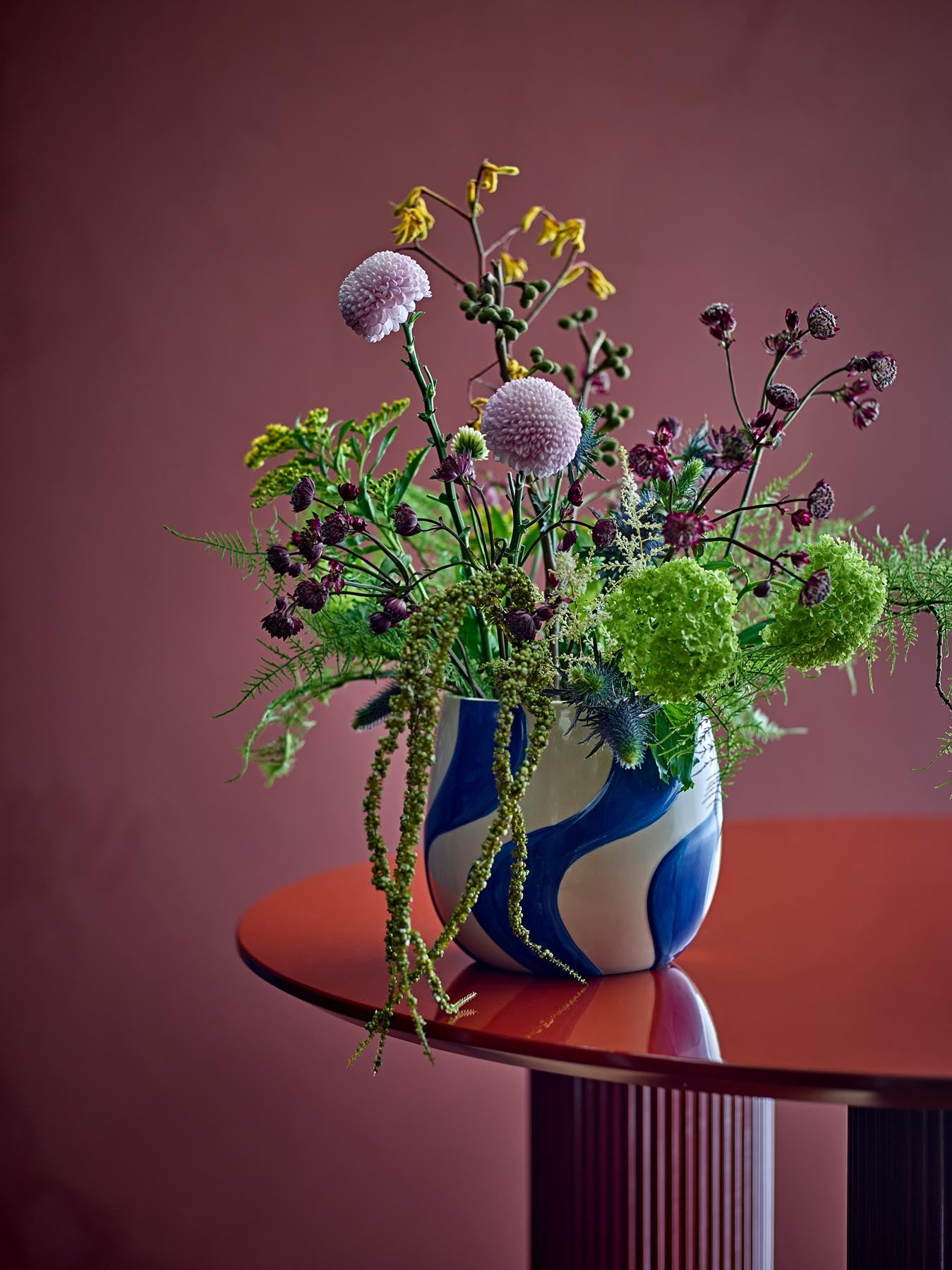 Verleihen Sie Ihrem Zuhause mit dem einzigartigen Romy Blumentopf von Bloomingville in Blau aus Steingut einen eleganten Akzent. Ideal für jede Pflanze!