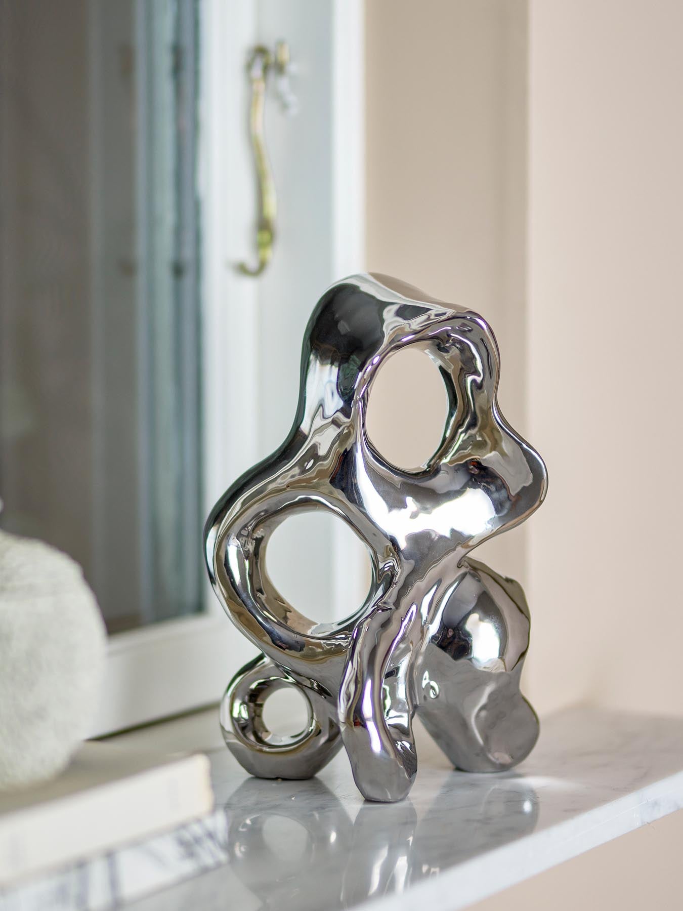 Entdecken Sie die elegante Vinini Deko von Bloomingville aus hochwertigem Steingut. Ein stilvolles Kunstobjekt in Silber für Ihr Zuhause.