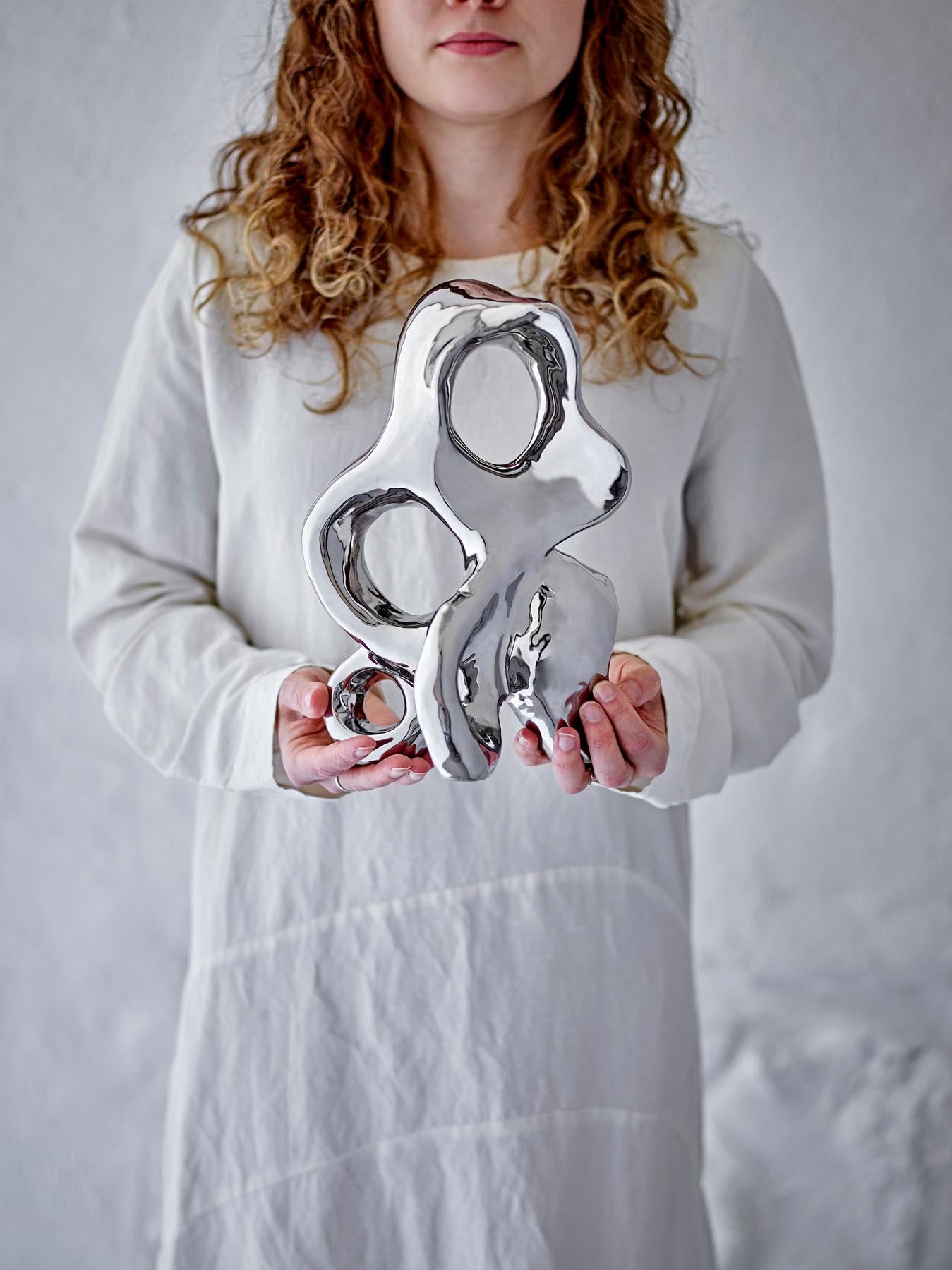 Verleihen Sie Ihrem Raum mit der Vinini Deko von Bloomingville aus edlem Steingut in Silber einen Hauch von Luxus und Stil.