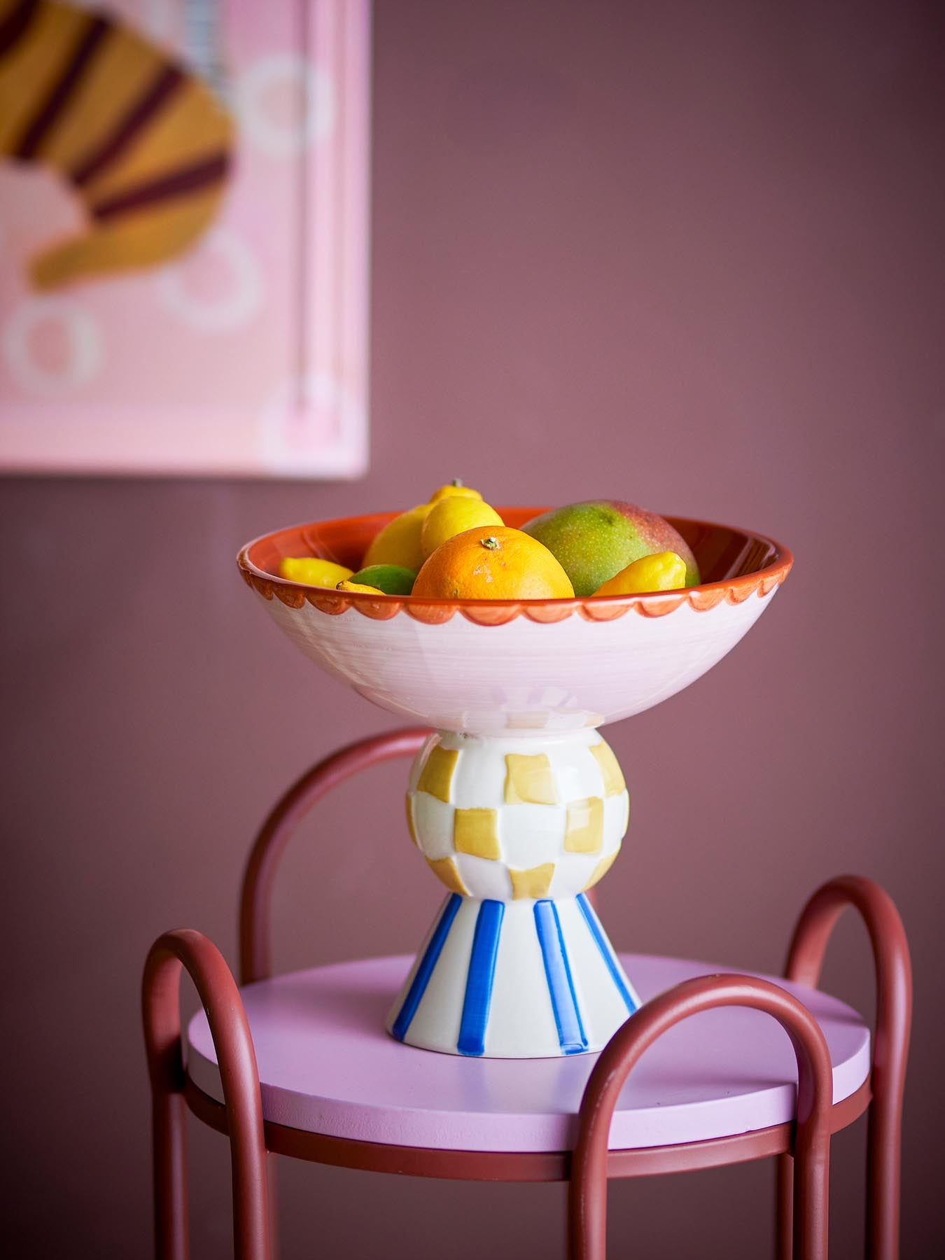 Verleihen Sie Ihrem Wohnraum mit der Bob Sockelschale von Bloomingville in sanften Rosa- und Gelbtönen einen stilvollen Akzent. Handgefertigt aus Steingut!