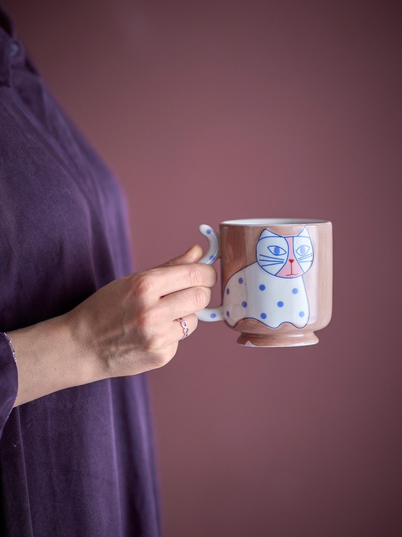 Entdecken Sie die charmanten Missy Becher von Bloomingville – ein 4er-Set aus hochwertigem Steingut mit verspieltem Katzenmotiv. Ideal für jeden Tag!