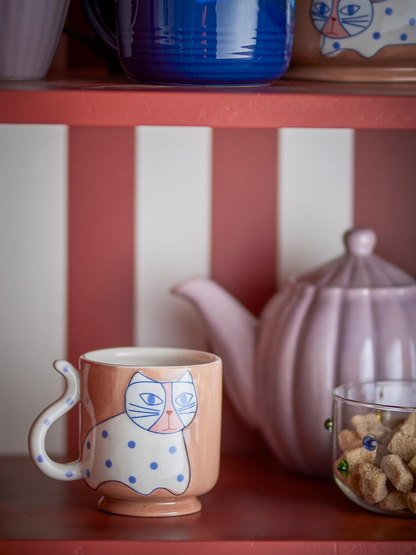 Genießen Sie Ihren Kaffee stilvoll mit den Missy Bechern von Bloomingville. Dieses 4er-Set aus robustem Steingut begeistert mit einzigartigem Katzenmotiv und bringt Freude in Ihren Alltag!