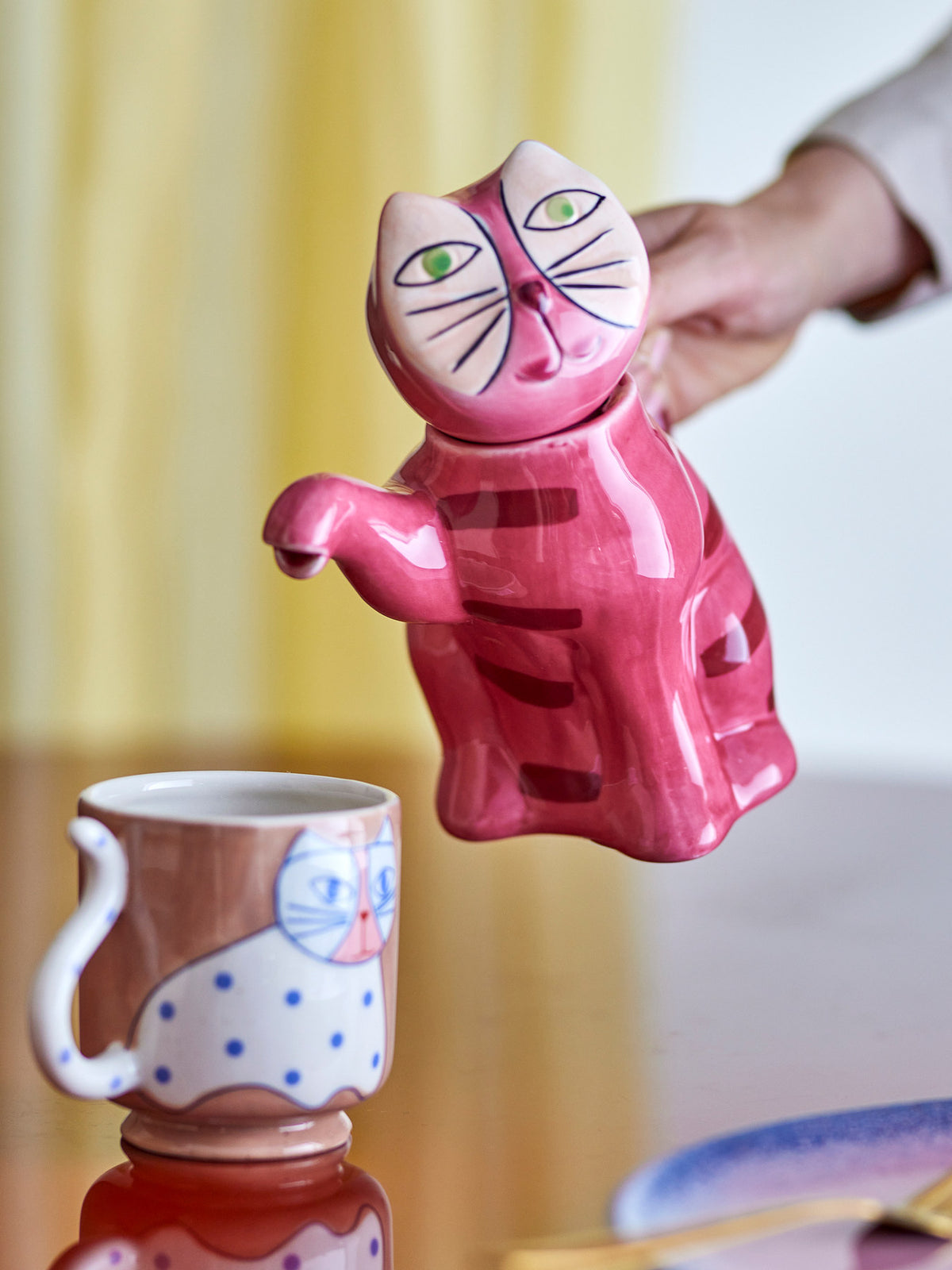 Missy Becher, Braun, Steingut in Braun präsentiert im Onlineshop von KAQTU Design AG. Tasse ist von Bloomingville