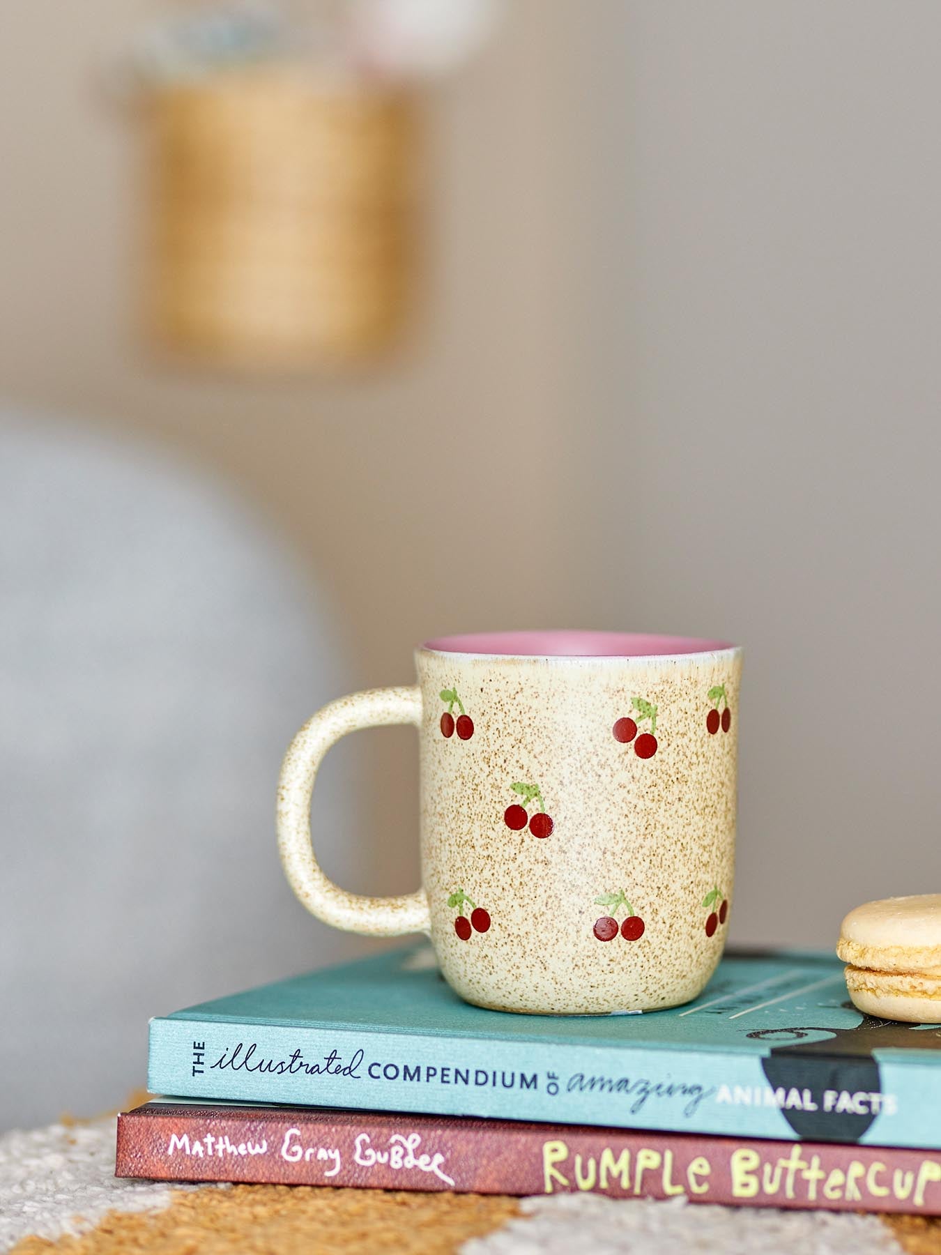 Entdecken Sie die charmante Cherry Tasse von Bloomingville Mini aus hochwertigem Steingut. Mit ihrem verspielten Kirschmuster und eleganten Farben ist sie perfekt für jeden Anlass.