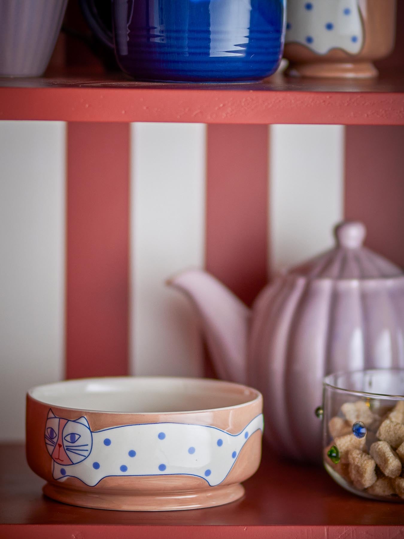 Entdecken Sie die charmanten Missy Schalen von Bloomingville – ein stilvolles 4er-Set aus hochwertigem Steingut mit einzigartigem Katzenmotiv.