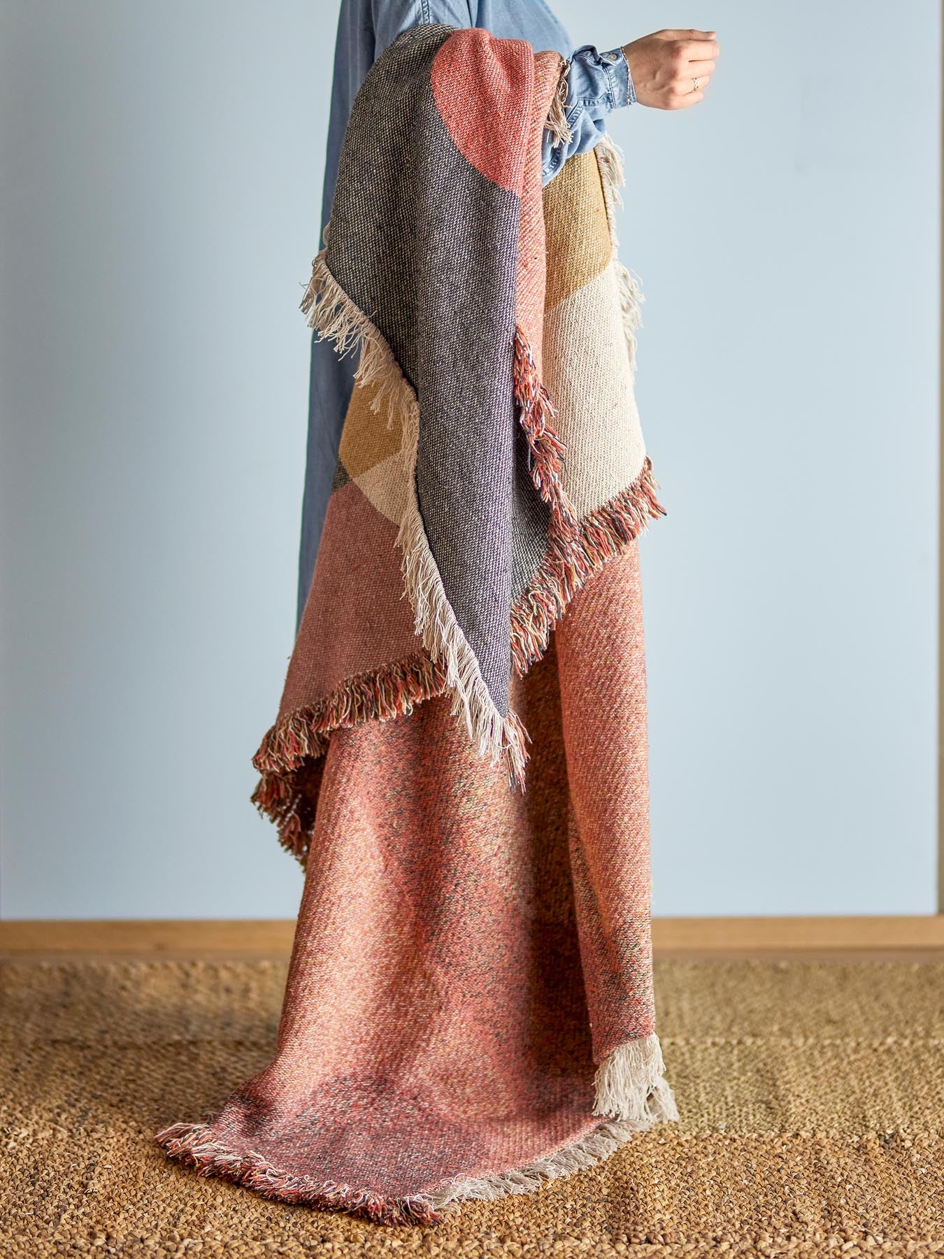 Entdecken Sie die stilvolle Arni Decke von Bloomingville aus recycelter Baumwolle. Nachhaltig, gemütlich und vielseitig einsetzbar für Ihr Zuhause.