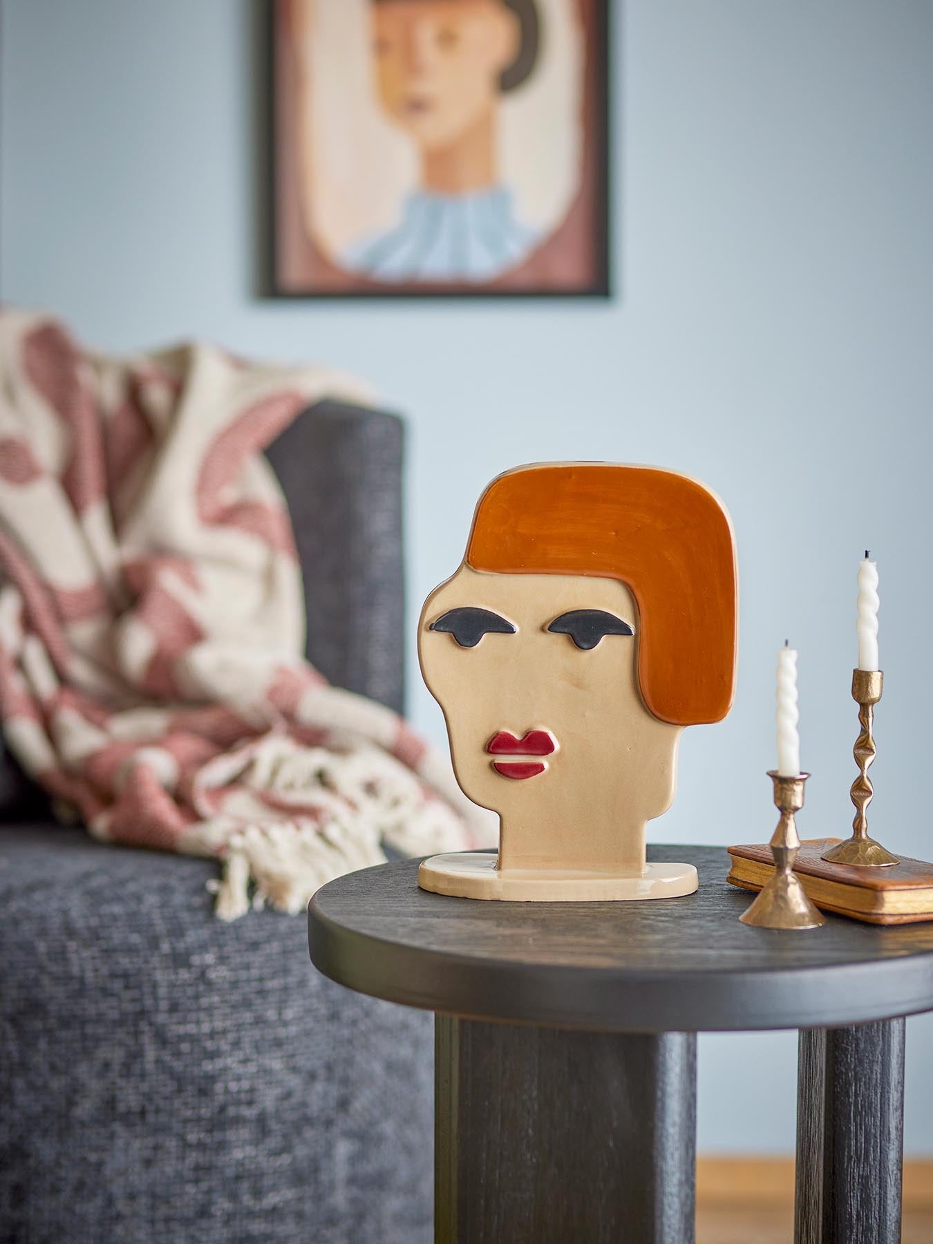 Entdecken Sie die Voila Deko von Bloomingville – eine elegante Steingutfigur in Braun, die Ihre Weihnachtsdekoration stilvoll ergänzt.