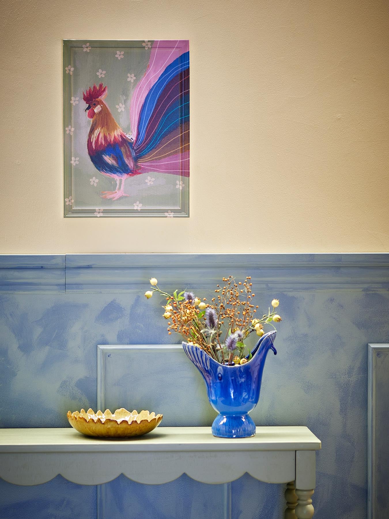 Entdecken Sie die Hanaia Illustration mit Tannenholzrahmen – ein farbenfrohes Kunstwerk, das Ihr Zuhause mit rustikalem Charme bereichert.