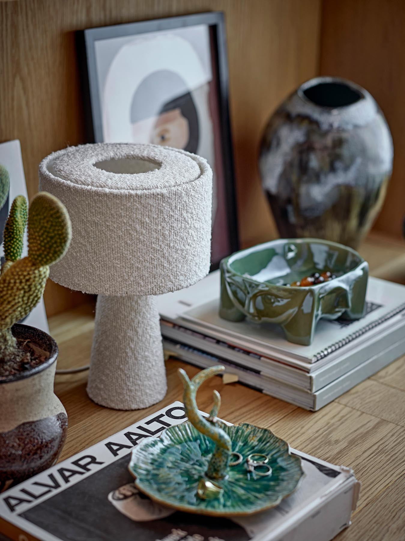 Entdecken Sie die stilvolle Amanda Illustration von Bloomingville, gerahmt in edlem Tannenholz. Ein modernes Kunstwerk für Ihr Zuhause!