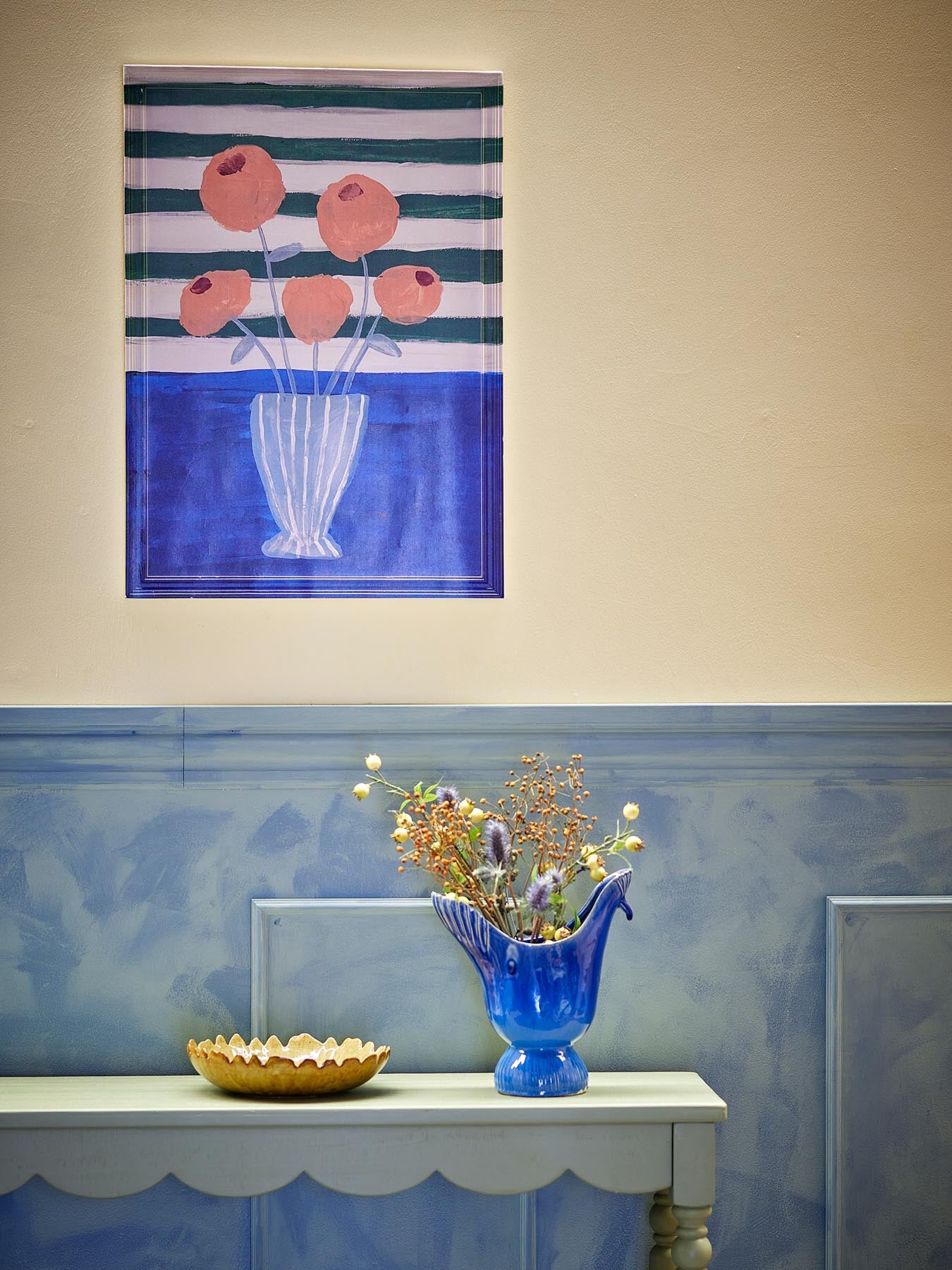 Entdecken Sie die Florinda Illustration mit Tannenholzrahmen in Blau – ein stilvolles Kunstwerk, das Ihr Zuhause lebendig und elegant gestaltet.