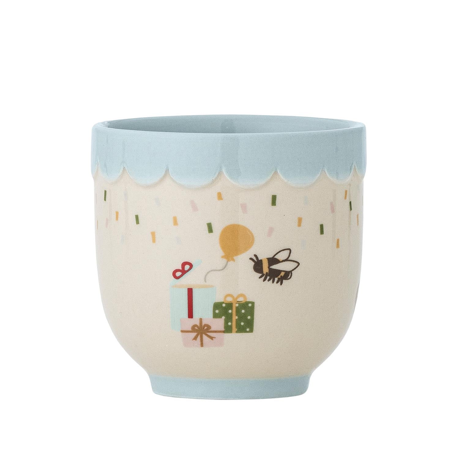 Genießen Sie Ihre Getränke stilvoll mit der Celebrate Tasse von Bloomingville Mini. Diese blaue Steinguttasse vereint verspieltes Design und hohe Qualität.