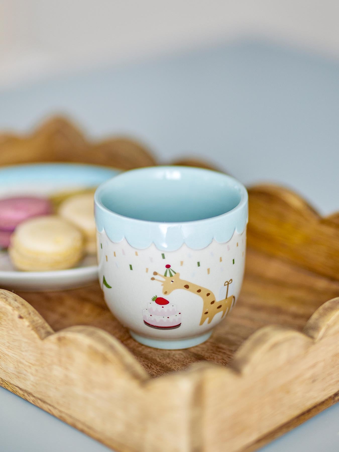 Entdecken Sie die charmante Celebrate Tasse von Bloomingville Mini aus hochwertigem Steingut. Mit fröhlichen Motiven und lebhaftem Blau ist sie ideal für jeden Anlass.