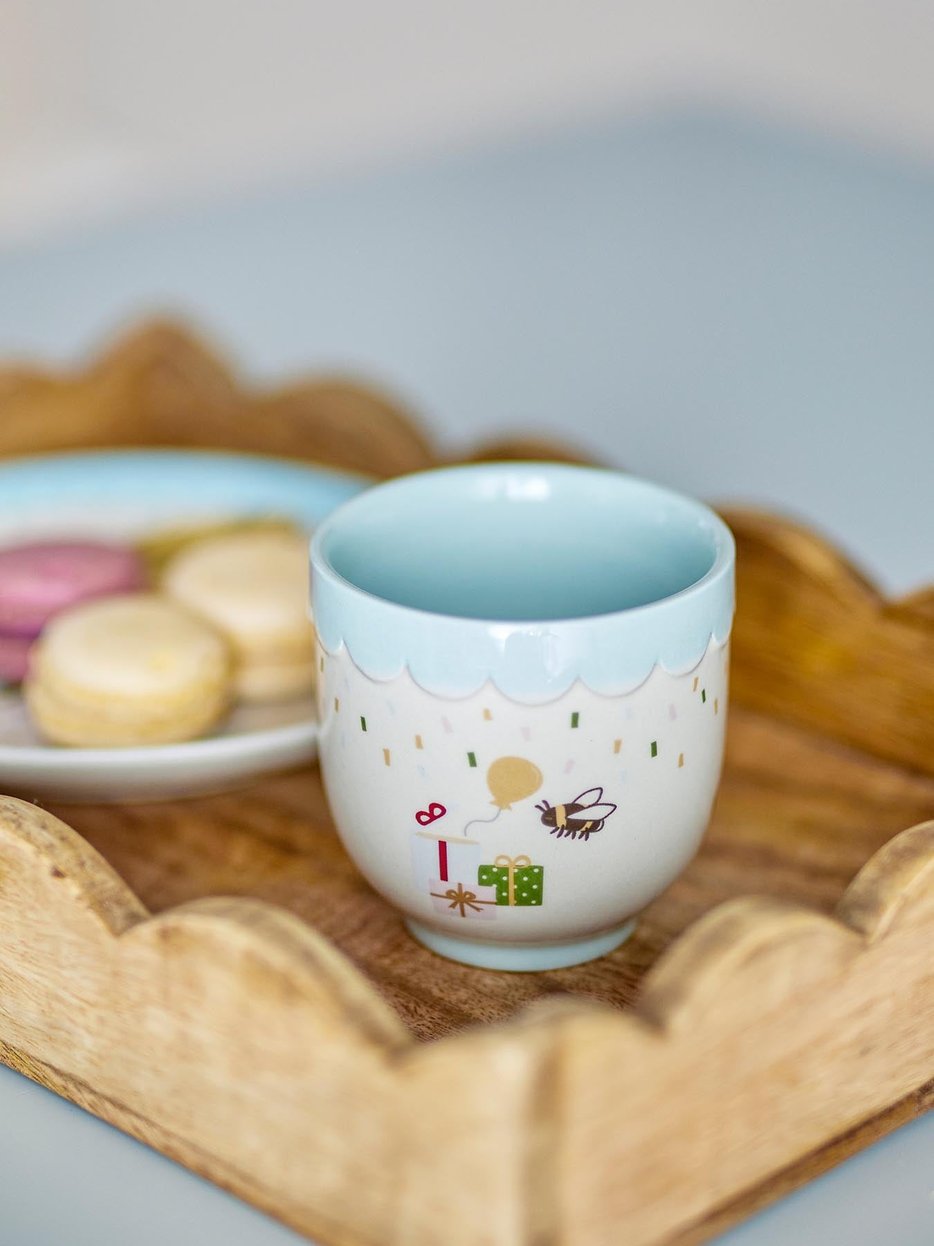 Genießen Sie Ihre Getränke stilvoll mit der Celebrate Tasse von Bloomingville Mini. Aus robustem Steingut, verziert mit fröhlichen Motiven, ist sie perfekt für Groß und Klein.