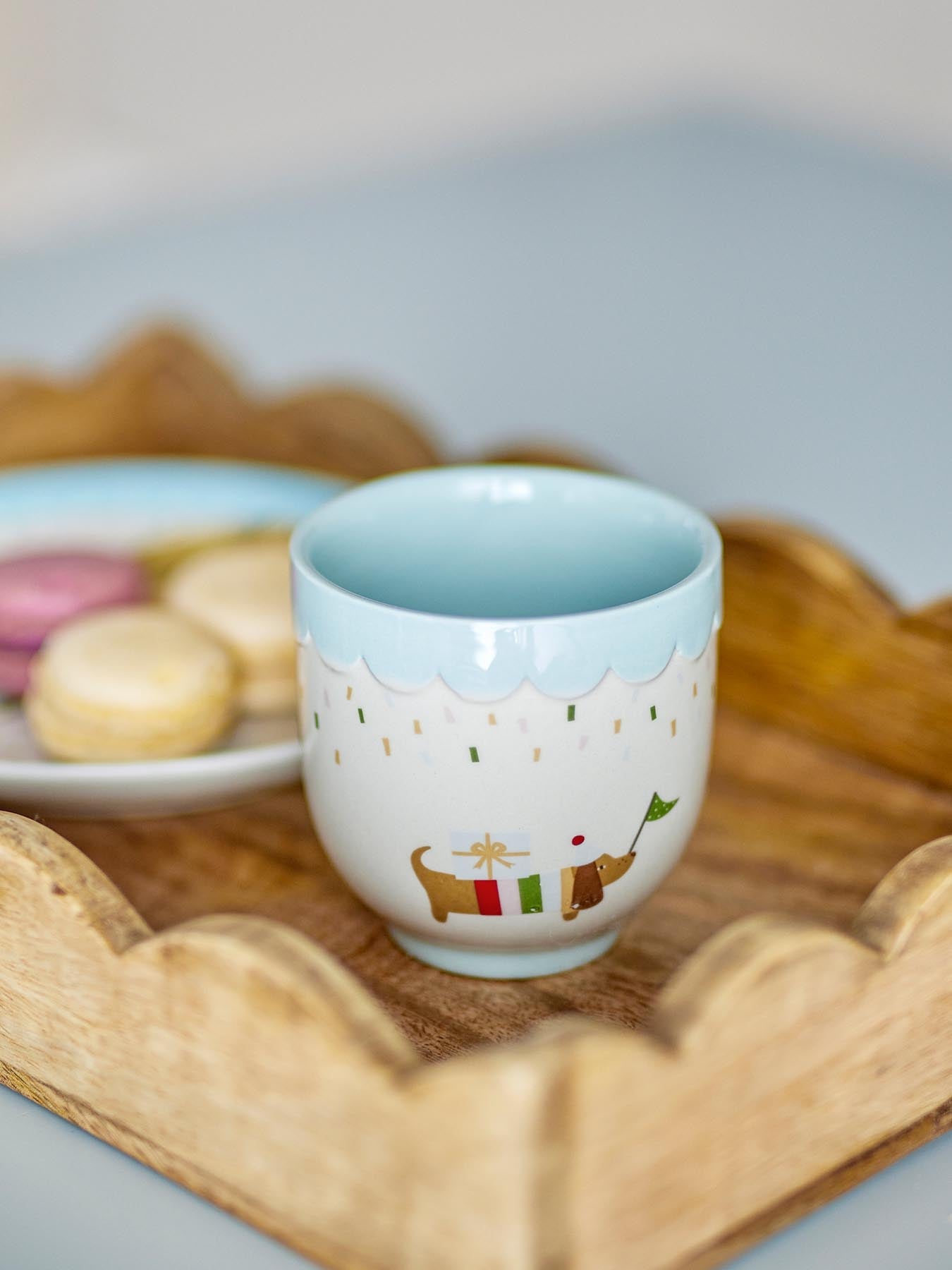 Entdecken Sie die Celebrate Tasse von Bloomingville Mini! Diese charmante Steinguttasse in Blau begeistert mit verspielten Motiven und ist ideal für jeden Anlass.