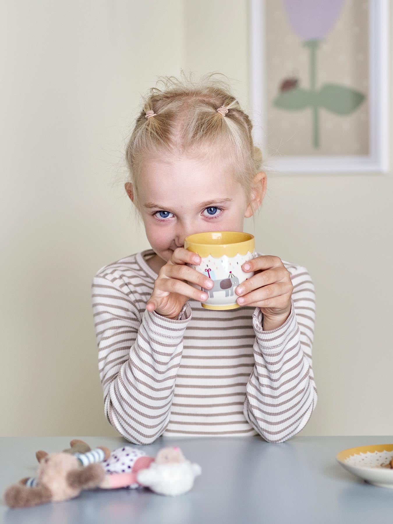 Entdecken Sie die fröhliche Celebrate Tasse von Bloomingville Mini in Gelb. Aus hochwertigem Steingut gefertigt, bringt sie Farbe und Freude in Ihren Alltag.