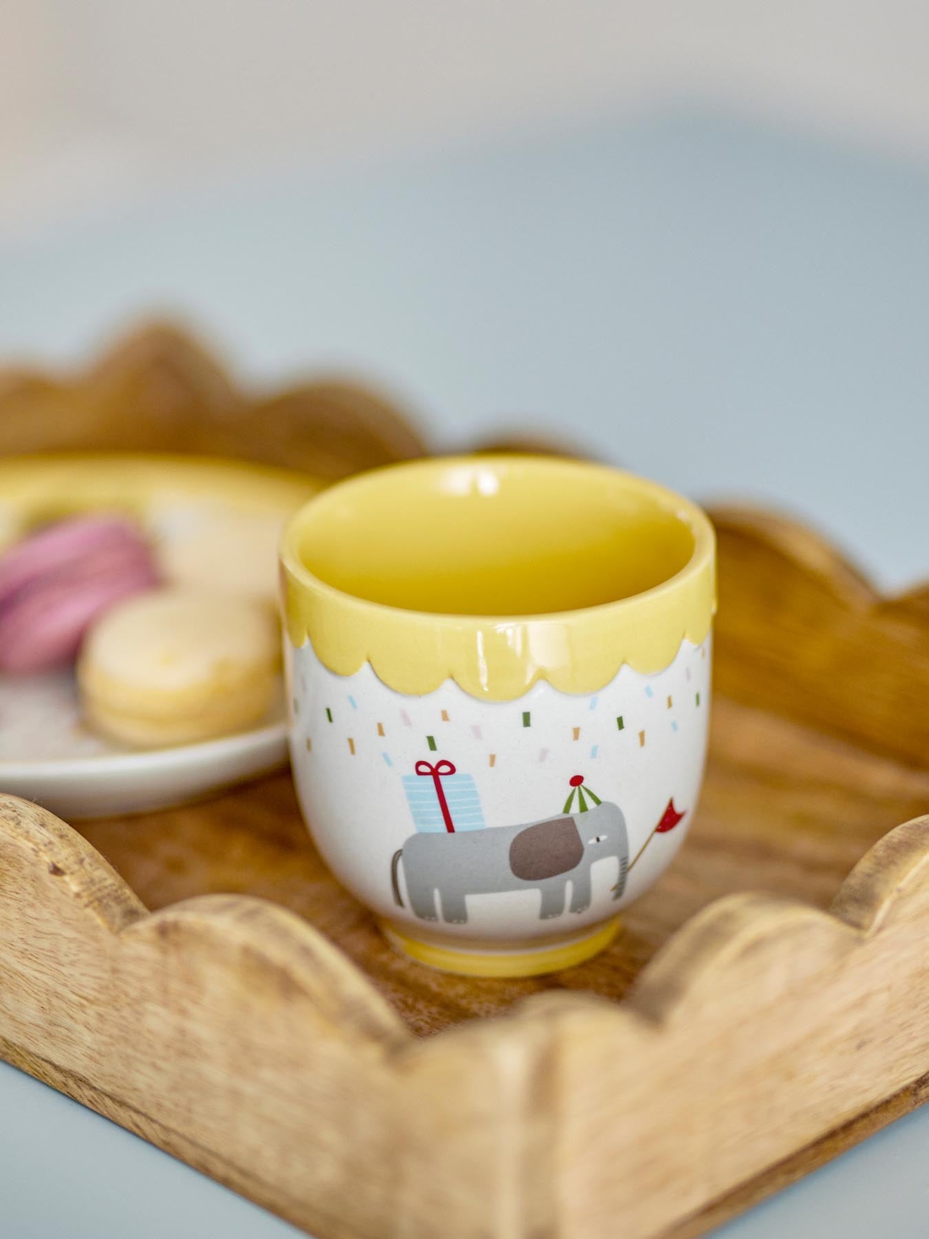 Bringen Sie Farbe und Freude in Ihren Alltag mit der Celebrate Tasse von Bloomingville Mini. Ihr einzigartiges Design und die gelbe Innenseite machen sie zum perfekten Begleiter für jede Gelegenheit!