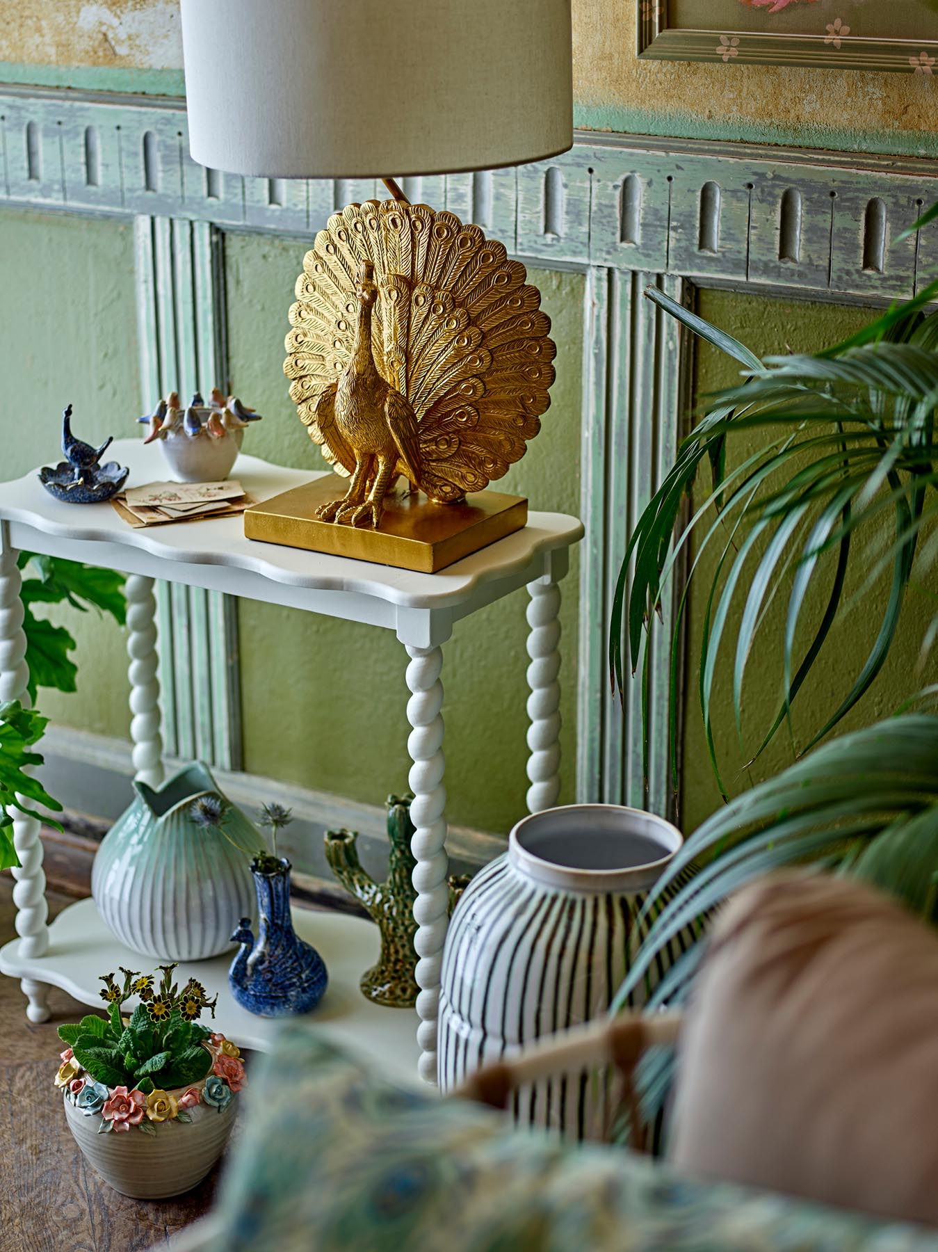 Entdecken Sie den Eanna Blumentopf aus Steingut mit handgemalter Rosendekoration. Ideal für stilvolle Pflanzenarrangements in jedem Raum.