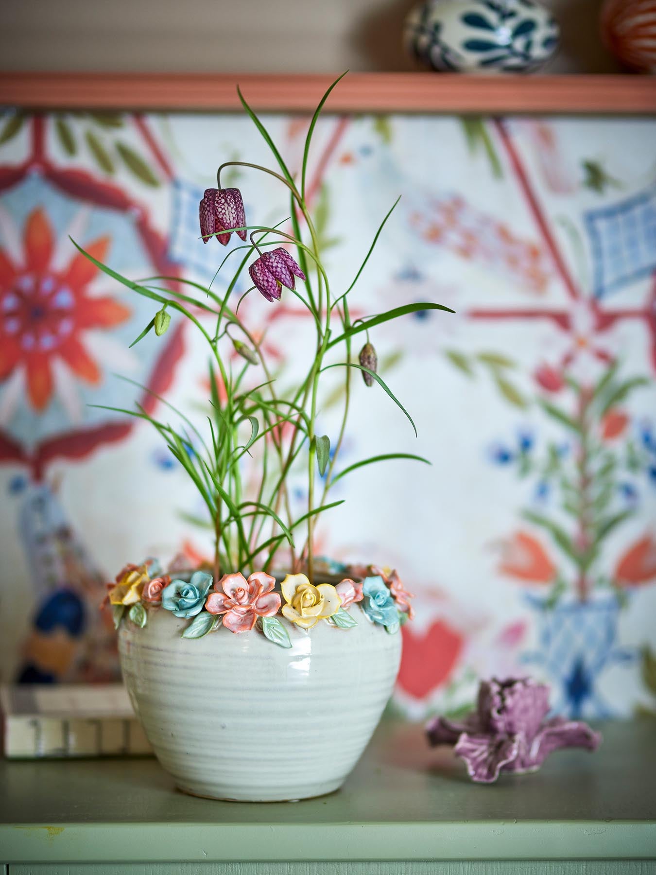 Verleihen Sie Ihrem Raum mit dem Eanna Blumentopf aus Steingut und handgemalter Rosendekoration einen eleganten Akzent für Ihre Pflanzen.