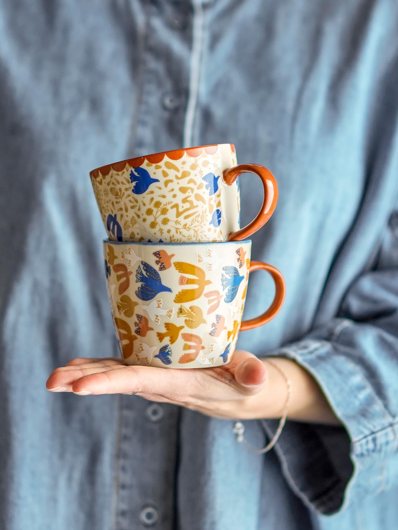 Entdecken Sie die Anniversary Tassen von Bloomingville – stilvolles Steingut-Design für Kaffee und Tee im praktischen Zweierset.