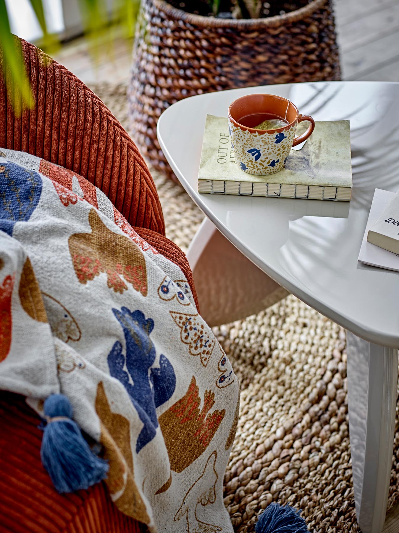 Entdecken Sie die stilvolle Anniversary Decke von Bloomingville aus recycelter Baumwolle. Ideal für ein gemütliches Zuhause!