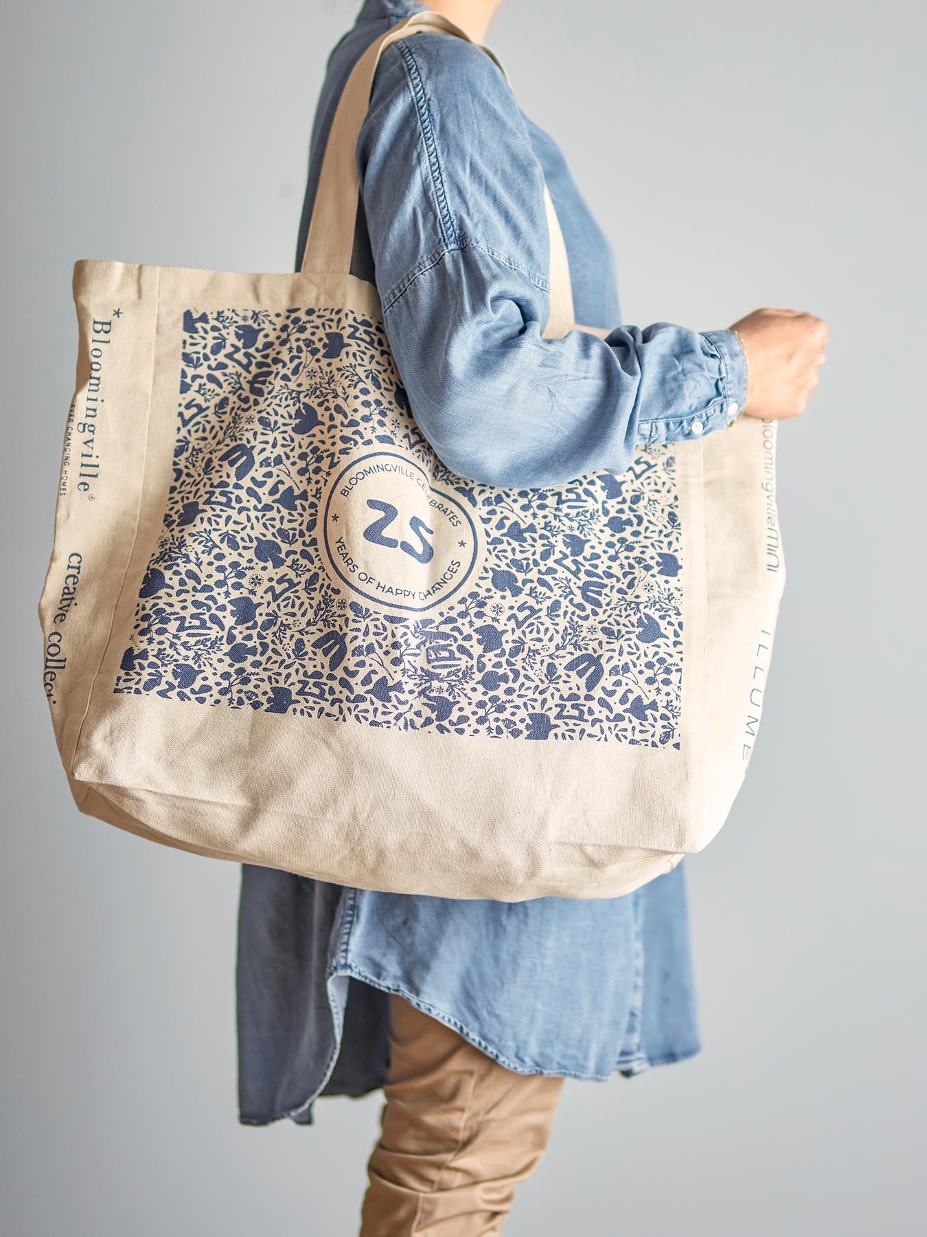 Entdecken Sie die stilvolle Anniversary Einkaufstasche von Bloomingville aus 100% Baumwolle. Praktisch und modisch für jeden Tag!