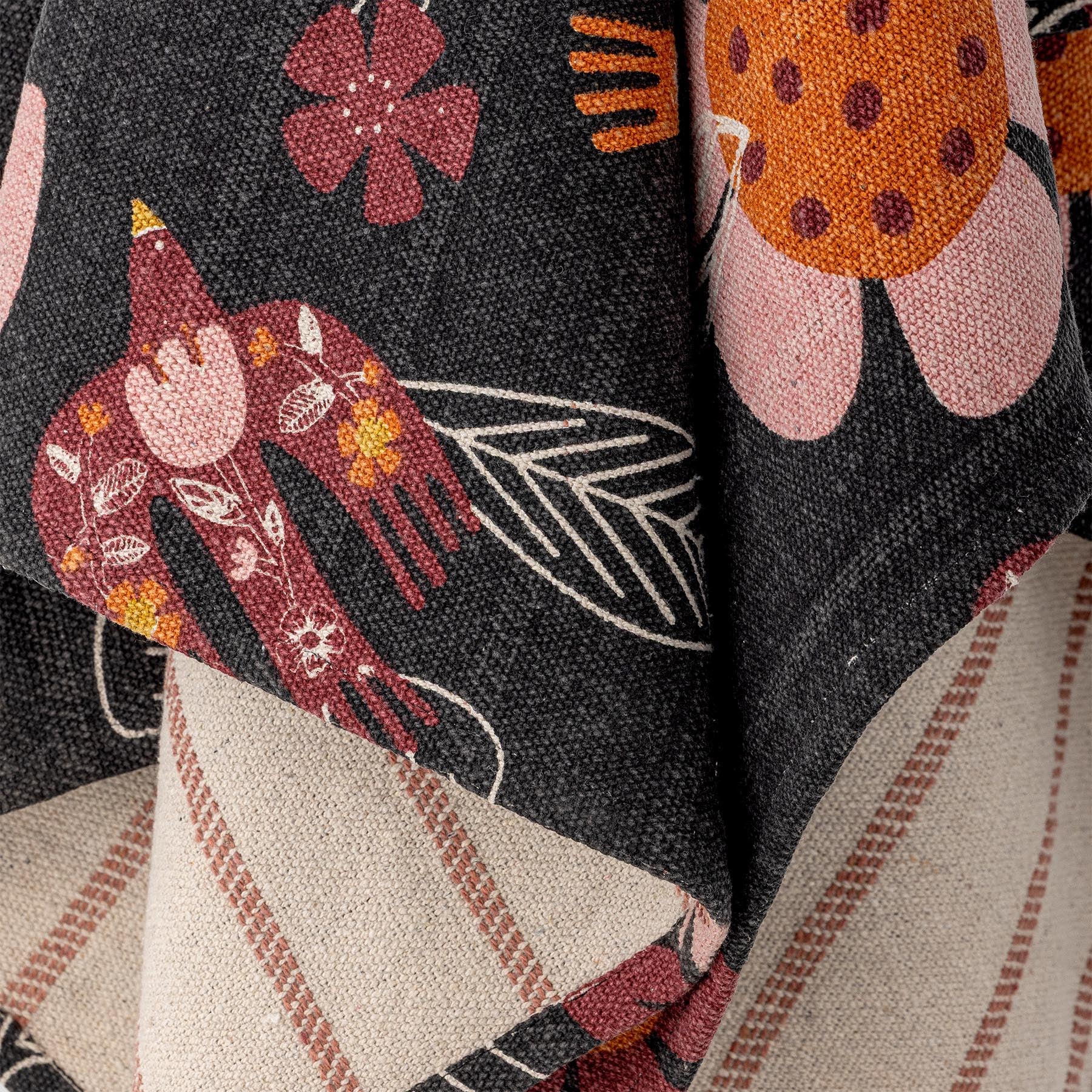 Vivielle Decke, Schwarz, Recycelte Baumwolle in Black präsentiert im Onlineshop von KAQTU Design AG. Bettüberwurf ist von Bloomingville