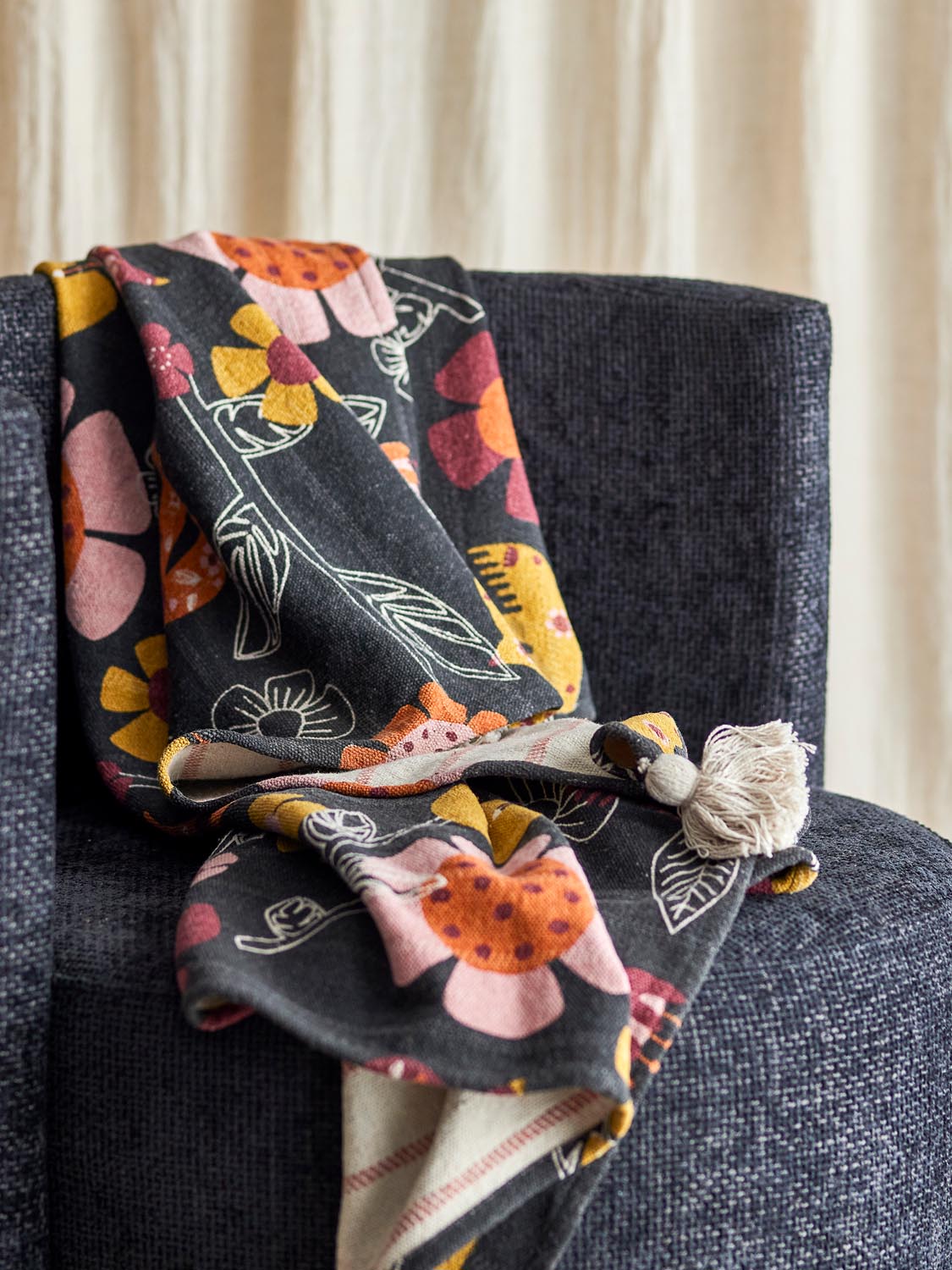 Vivielle Decke, Schwarz, Recycelte Baumwolle in Black präsentiert im Onlineshop von KAQTU Design AG. Bettüberwurf ist von Bloomingville