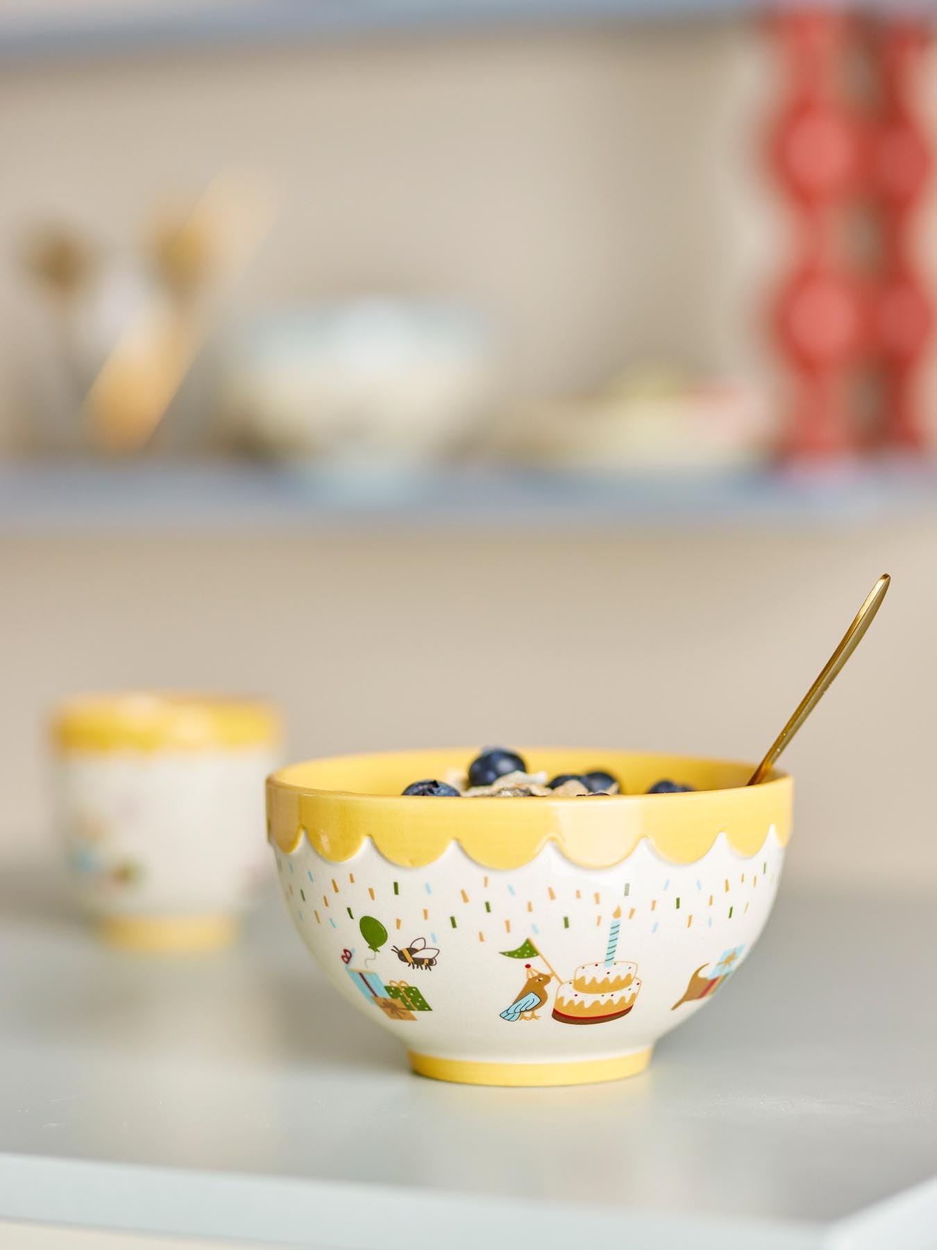 Entdecken Sie die fröhliche Celebrate Schale von Bloomingville MINI in Gelb! Aus robustem Steingut, ideal für jeden Anlass und perfekt für Groß und Klein.