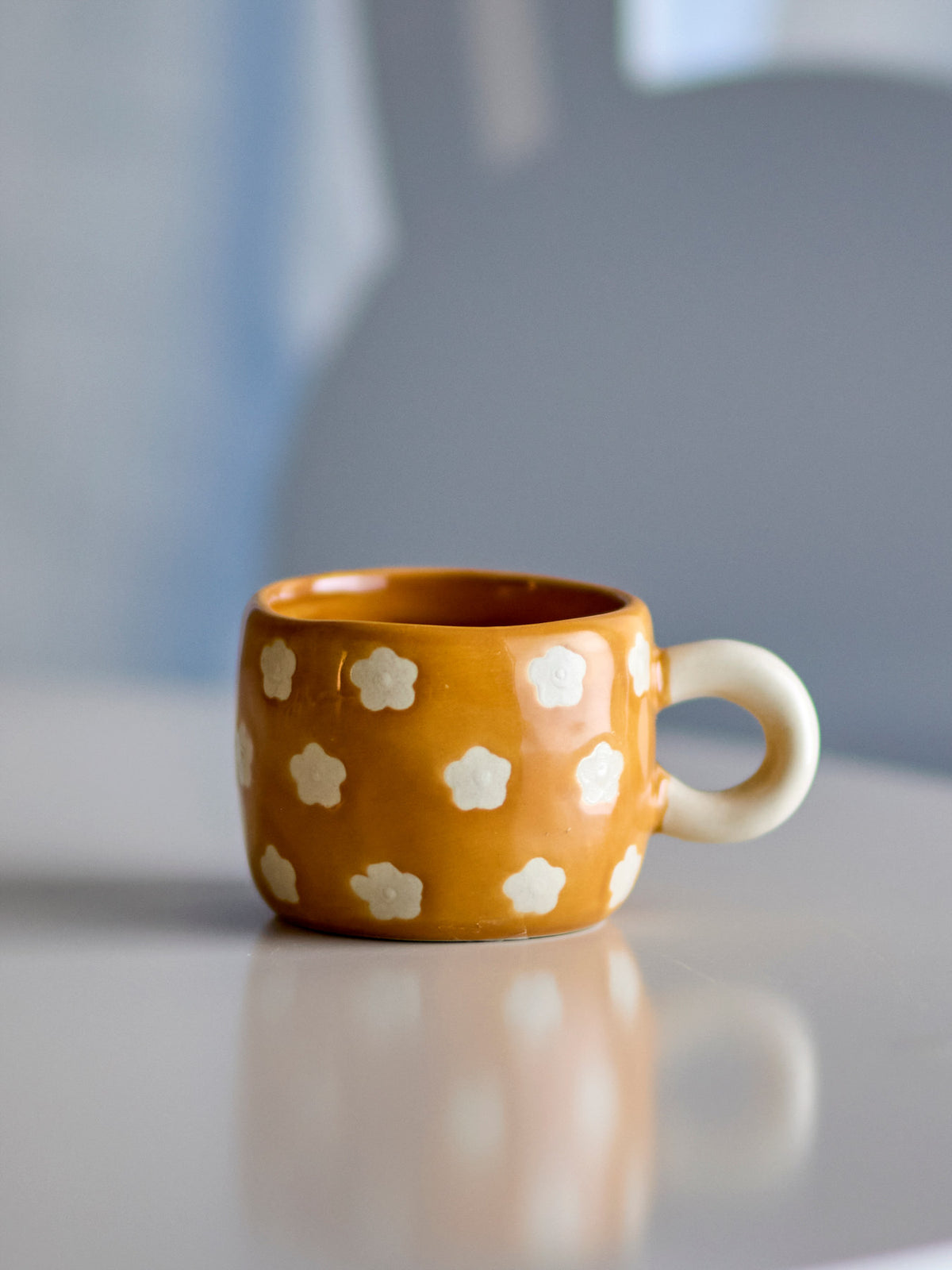 Nini Tasse, Braun, Steingut in Brown präsentiert im Onlineshop von KAQTU Design AG. Tasse ist von Bloomingville