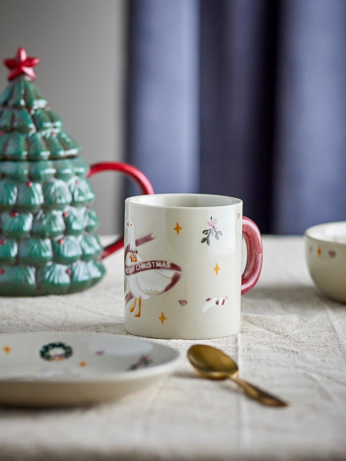 Mary Becher, Rot, Steingut in Red präsentiert im Onlineshop von KAQTU Design AG. Tasse ist von Bloomingville