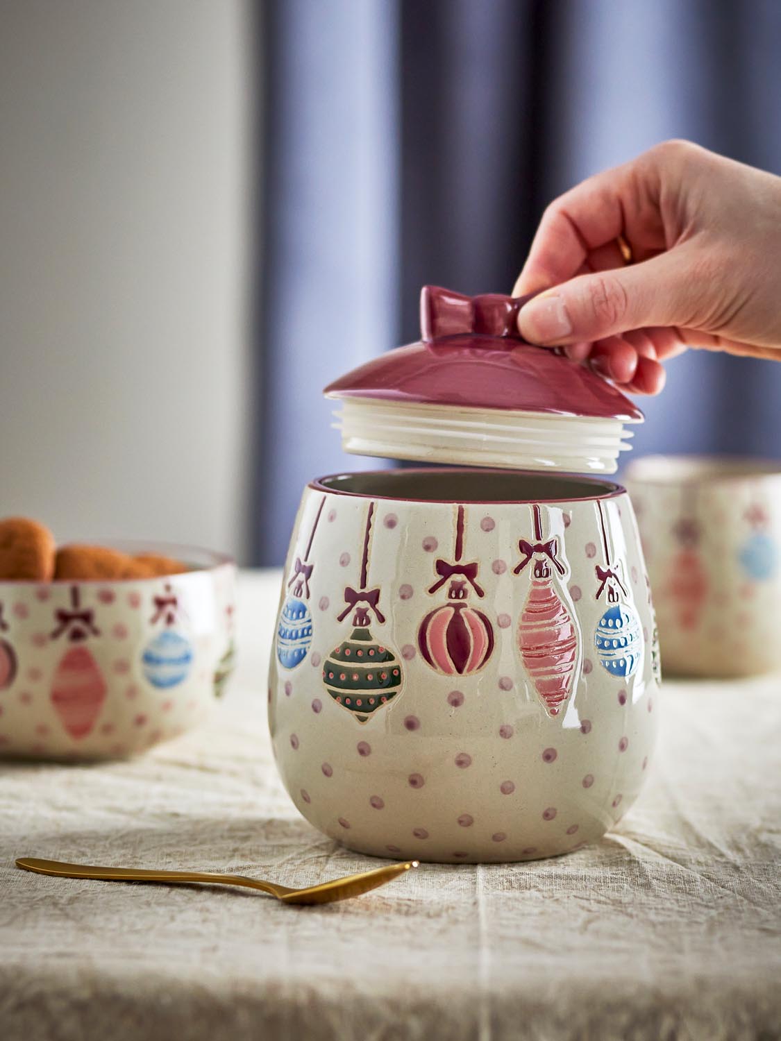 Ornamentia Gefäß mit Deckel, Rot, Steingut in Red präsentiert im Onlineshop von KAQTU Design AG. Kanne ist von Bloomingville
