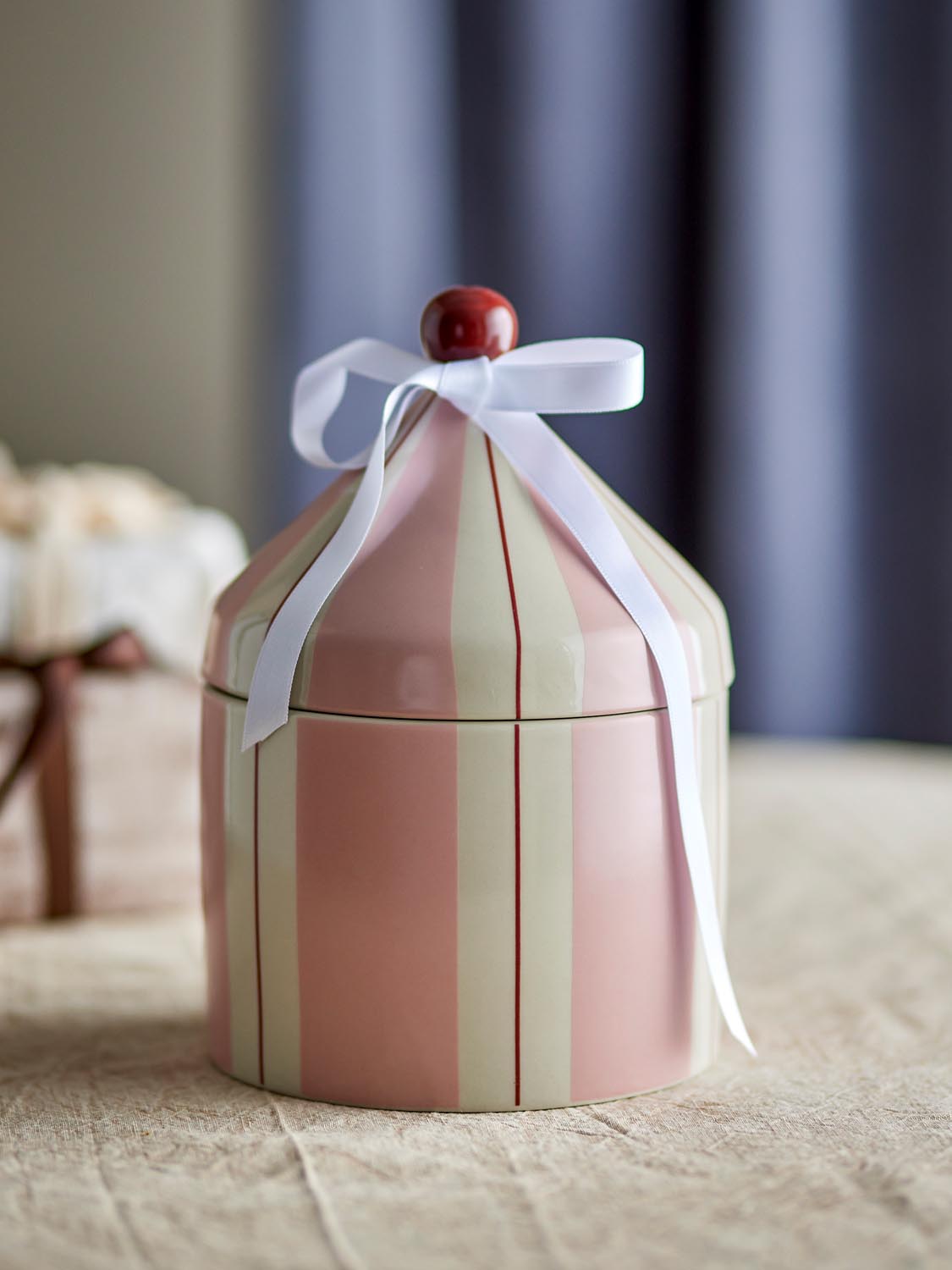 Cimmi Gefäß mit Deckel, Rose, Steingut in Rose präsentiert im Onlineshop von KAQTU Design AG. Kanne ist von Bloomingville Mini